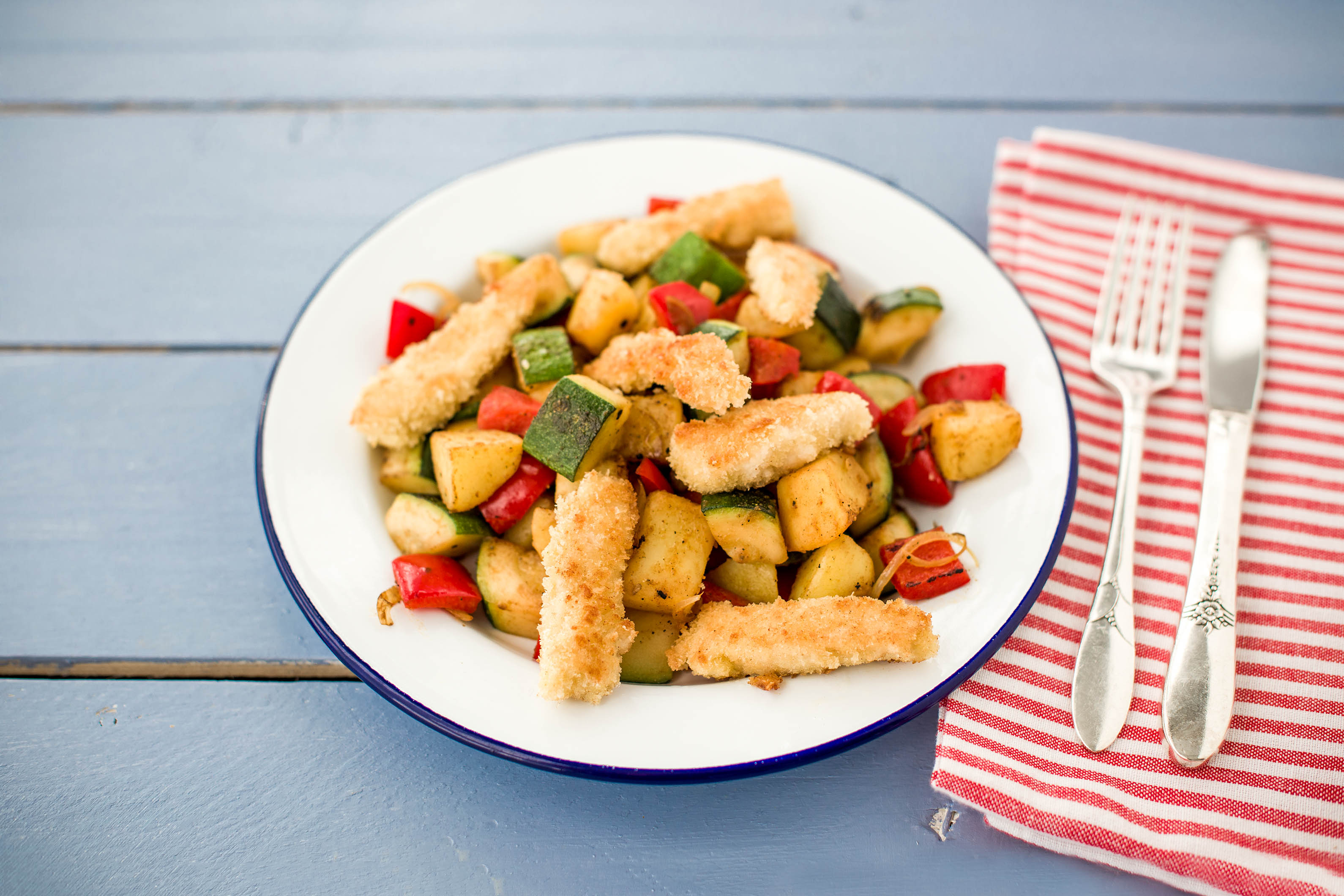 Knusprige Pouletsticks mit Basilikum-Sauce