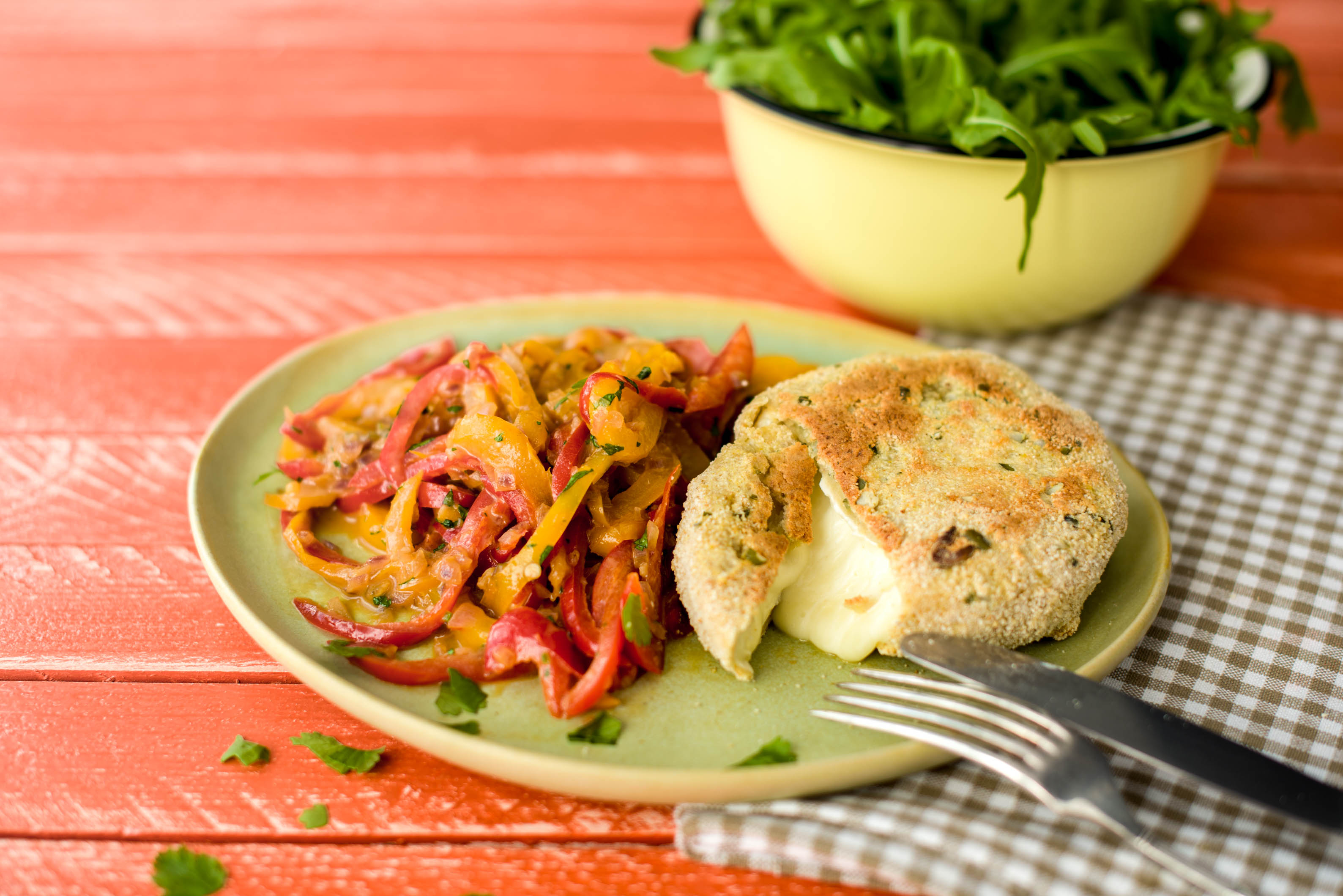 Knusprige Ofen-Camemberts mit Peperoni-Relish