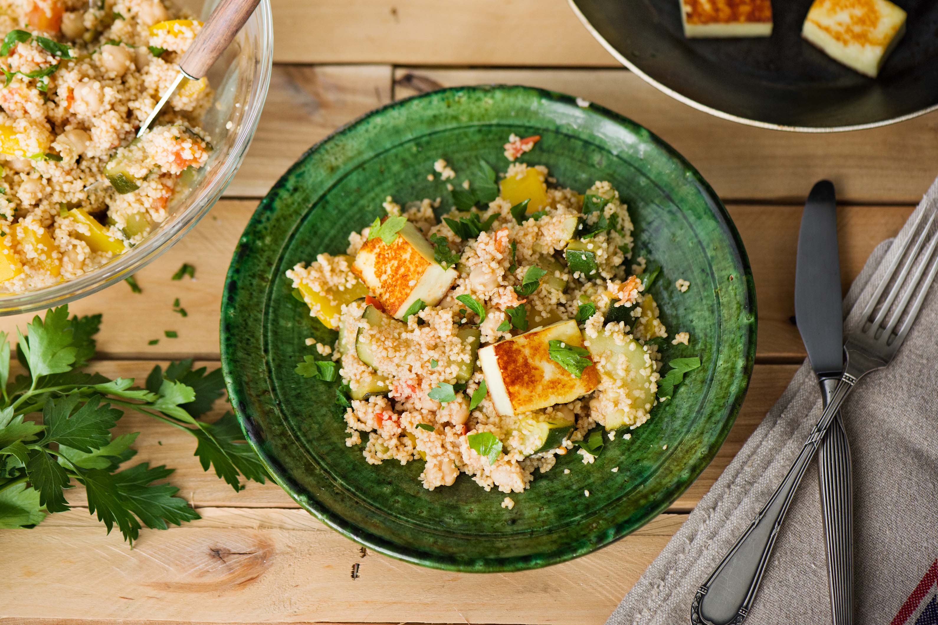 Knuspriger Halloumi auf buntem Couscous-Salat