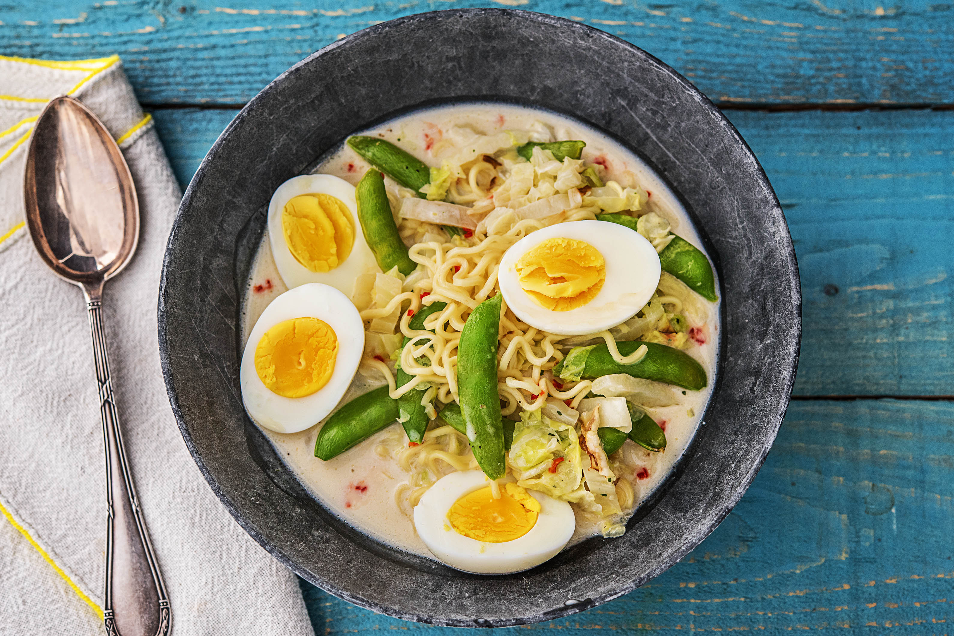 Kokossoep met noedels, sugarsnaps en ei