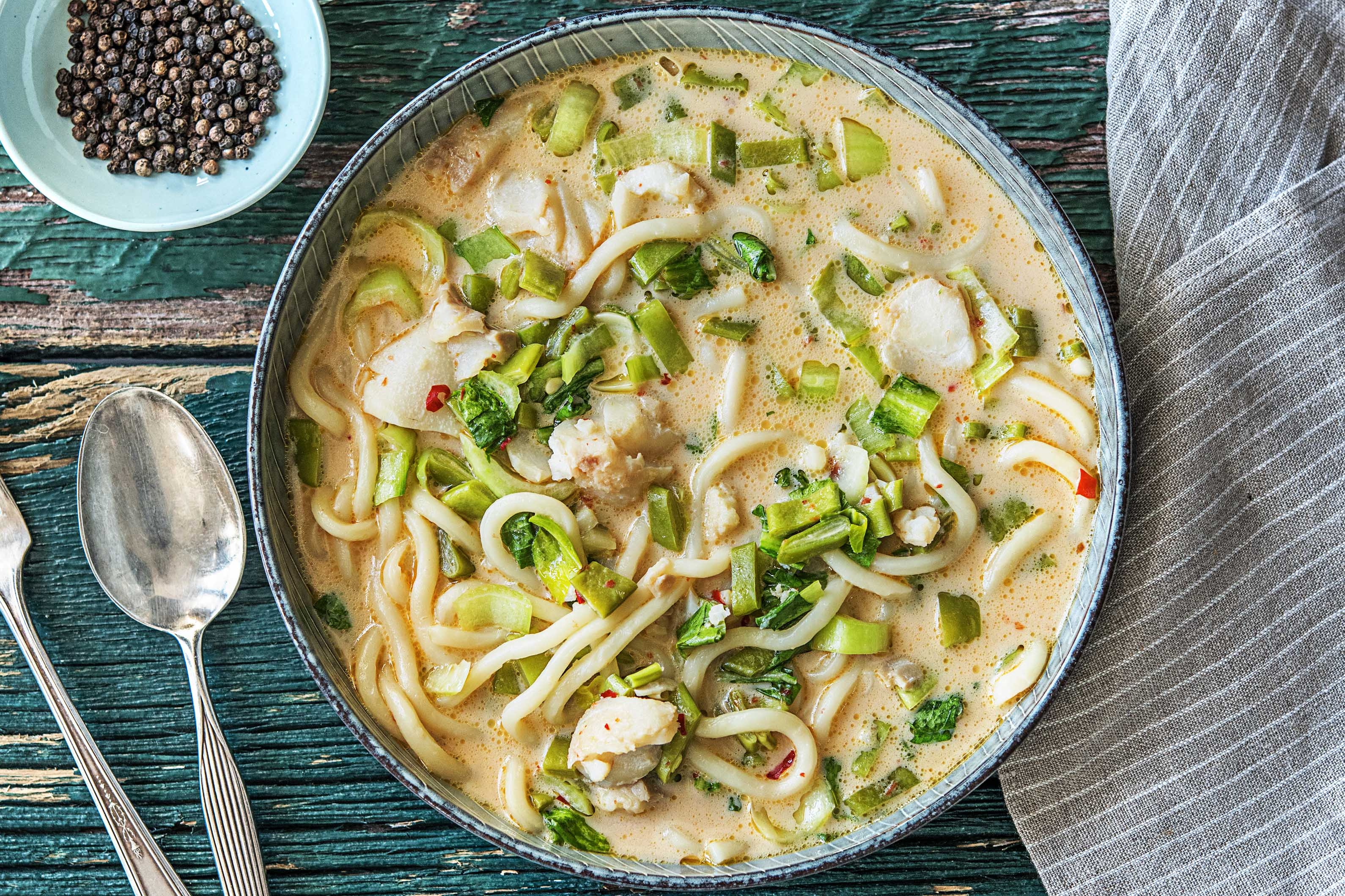 Soupe à la noix de coco, à l'églefin et aux nouilles udon