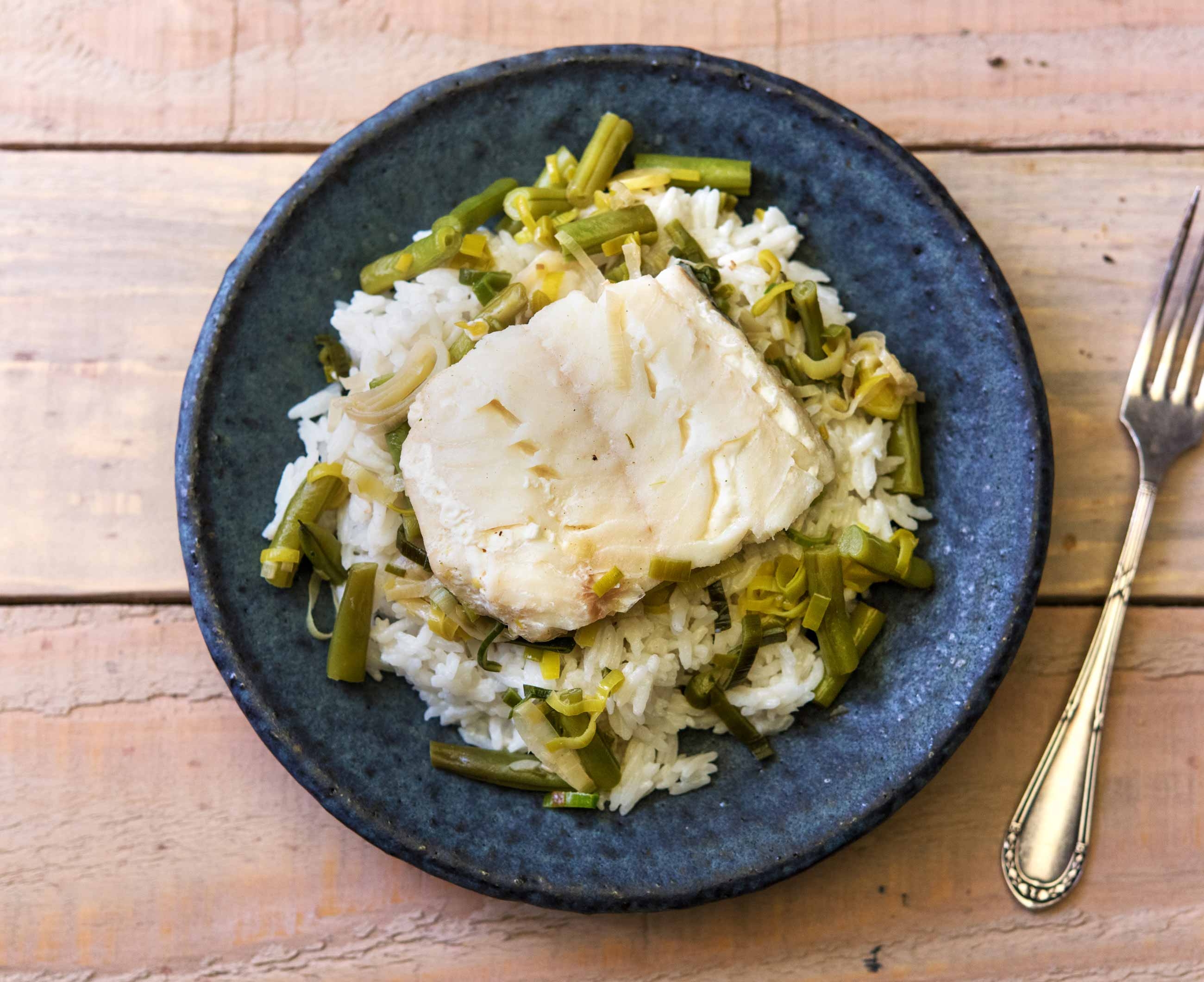 Koolvis en groenten gestoofd in kokosmelk met pandanrijst