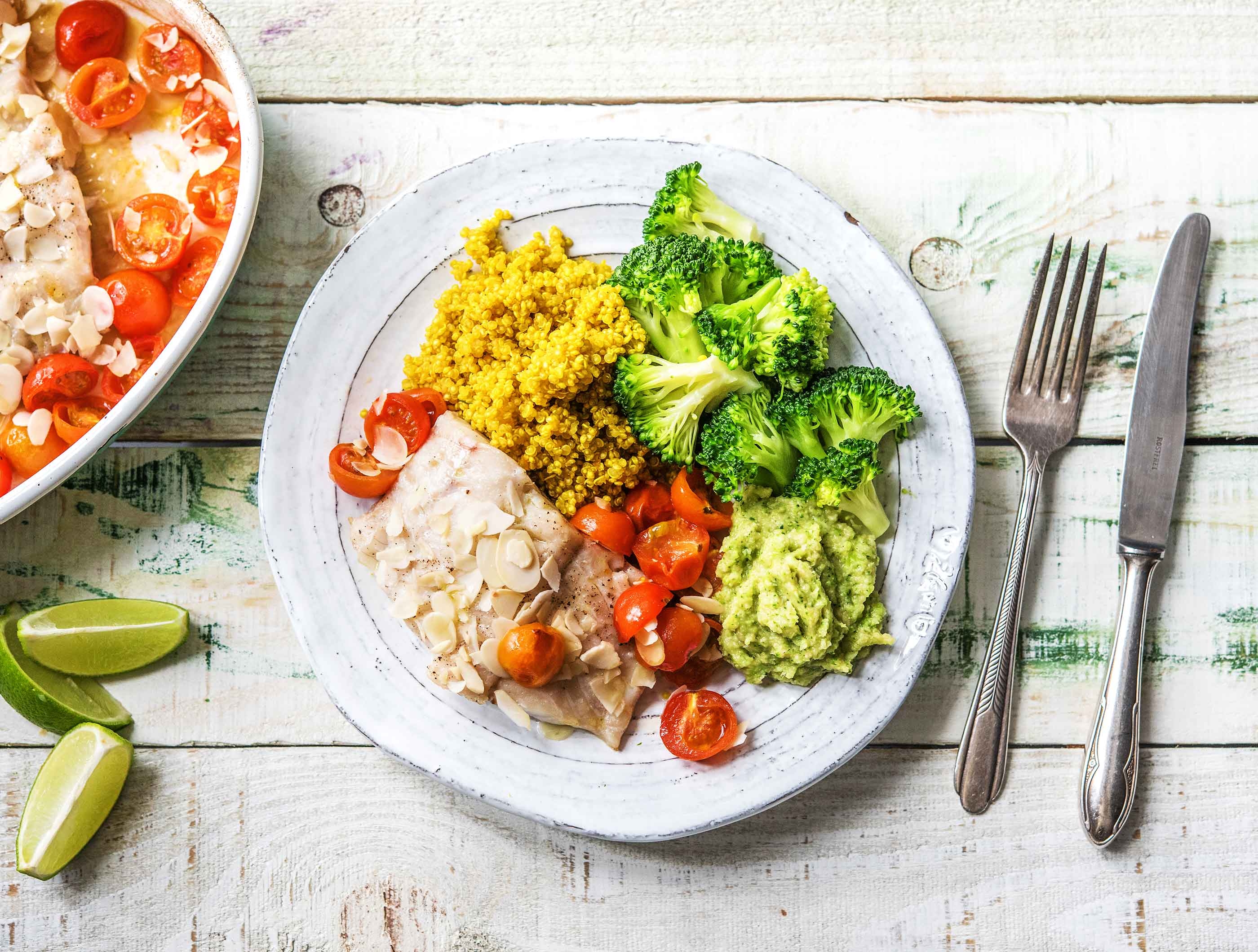 Koolvisfilet en cherrytomaten uit de oven met gele quinoa en broccoli-hummus
