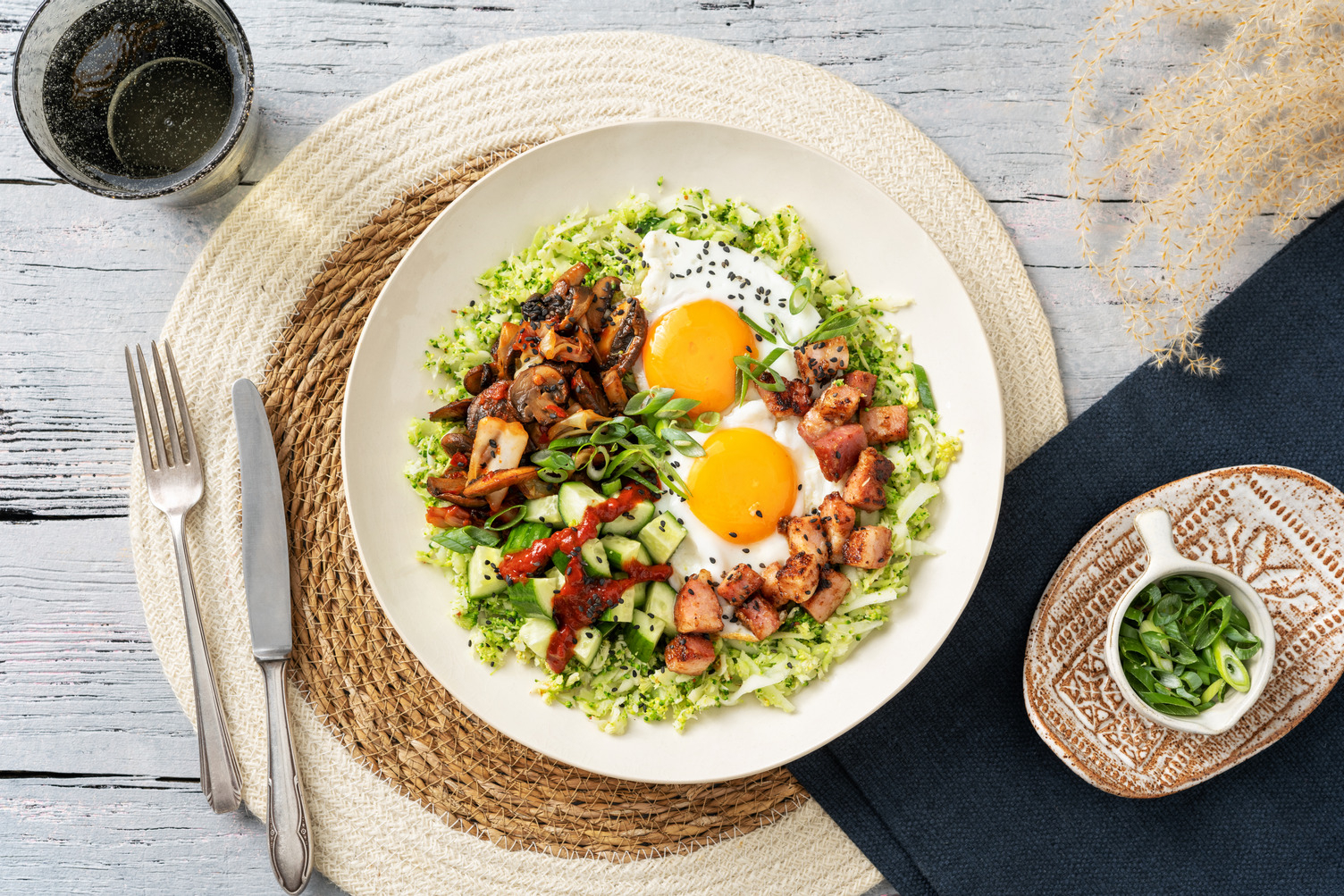 Koreaanse bowl met speklap en ei