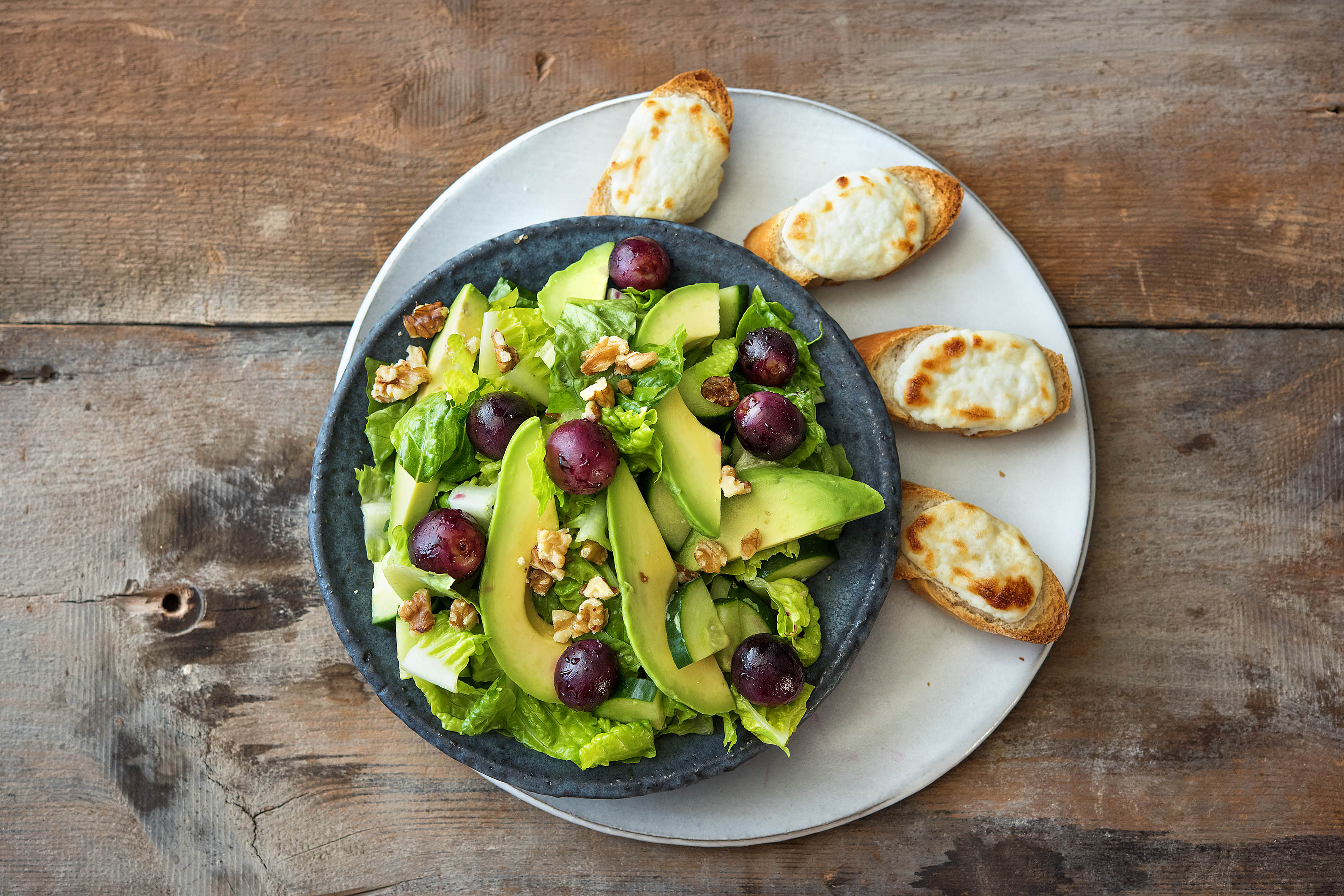 Little-Gem-Salat mit karamellisierten Weintrauben
