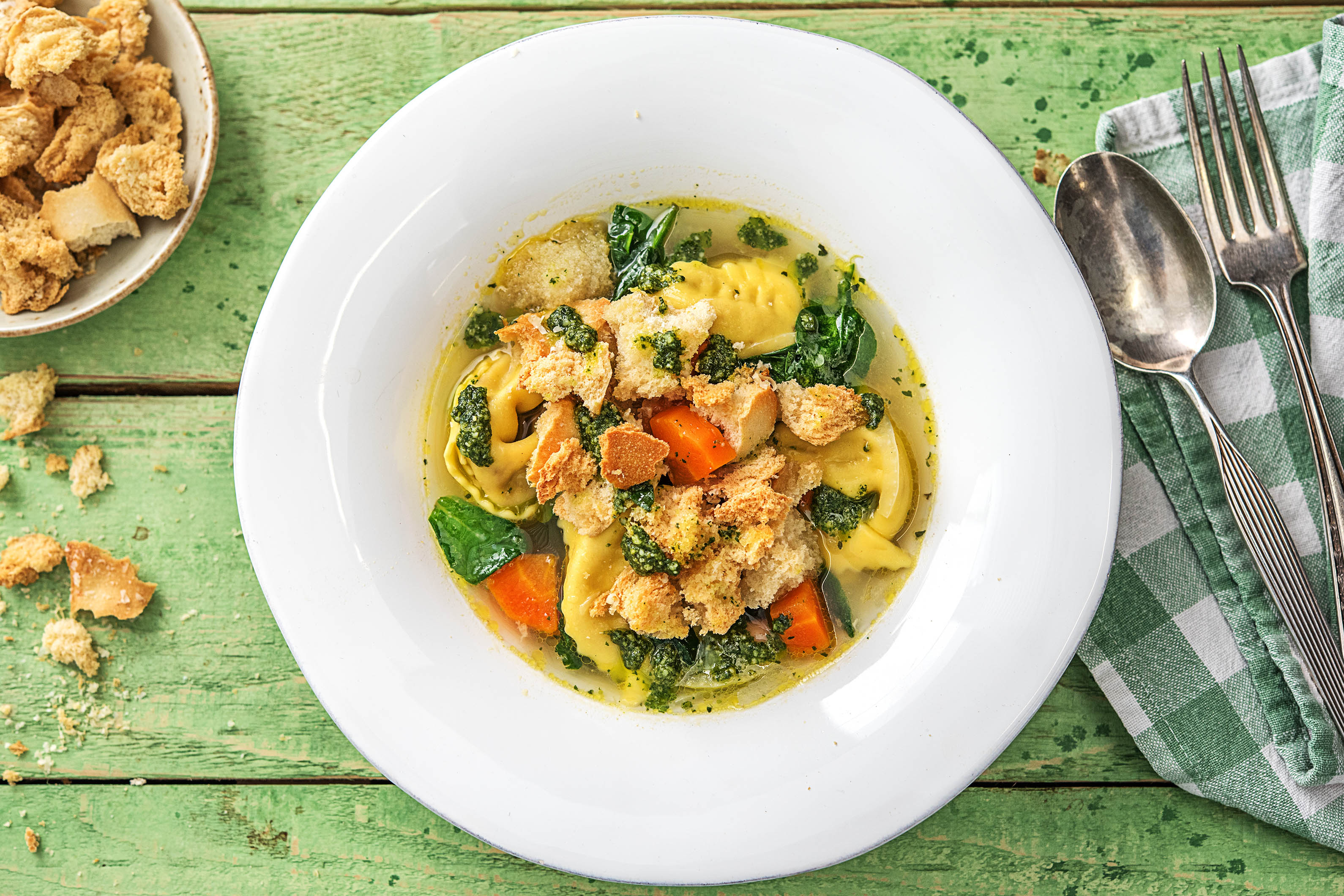 Kräftige Gemüsesuppe mit Tortellini,