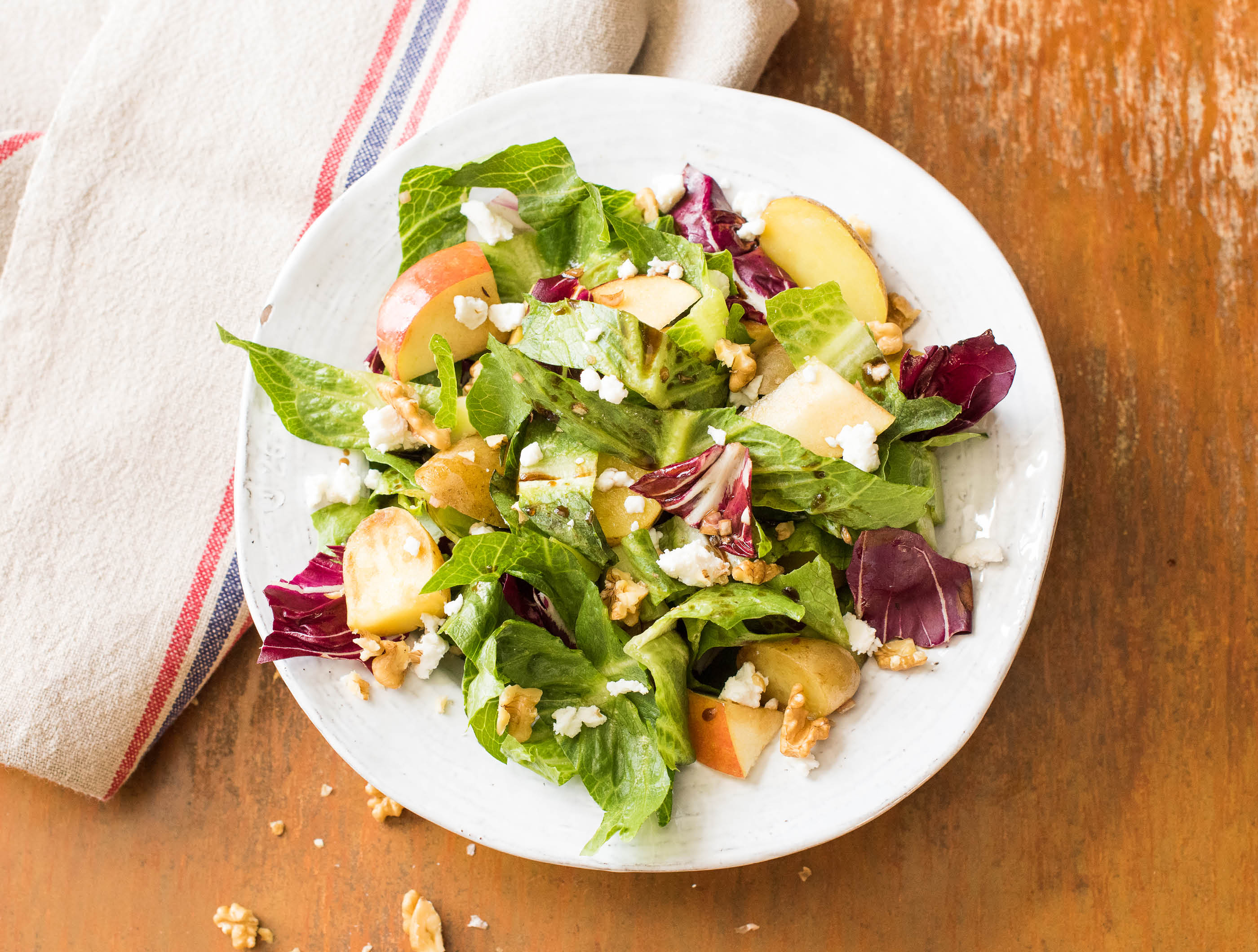 Krieltjessalade met appel, geitenkaas en walnoten
