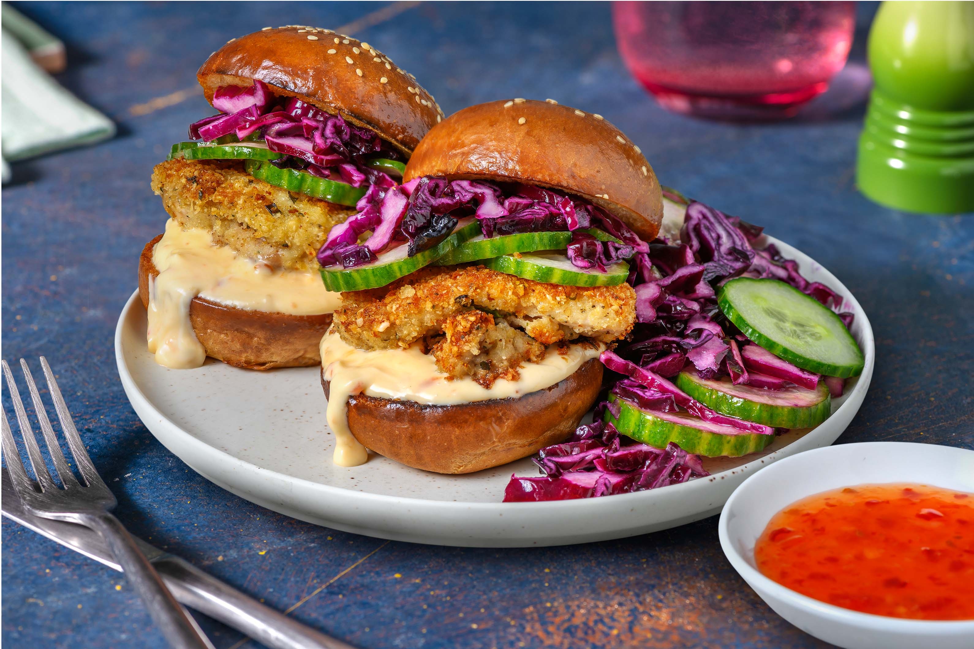 Krokante kipburgertjes met zoete chili-roomsaus