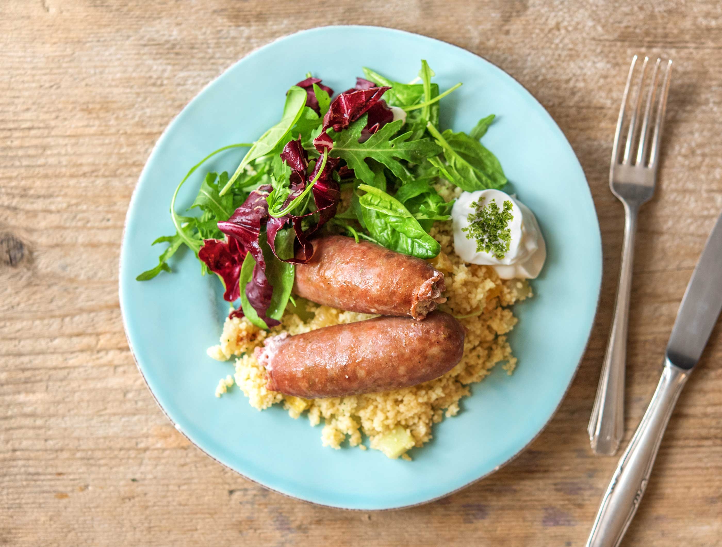 Kruidige couscous met runderworstjes, koolrabi en labne