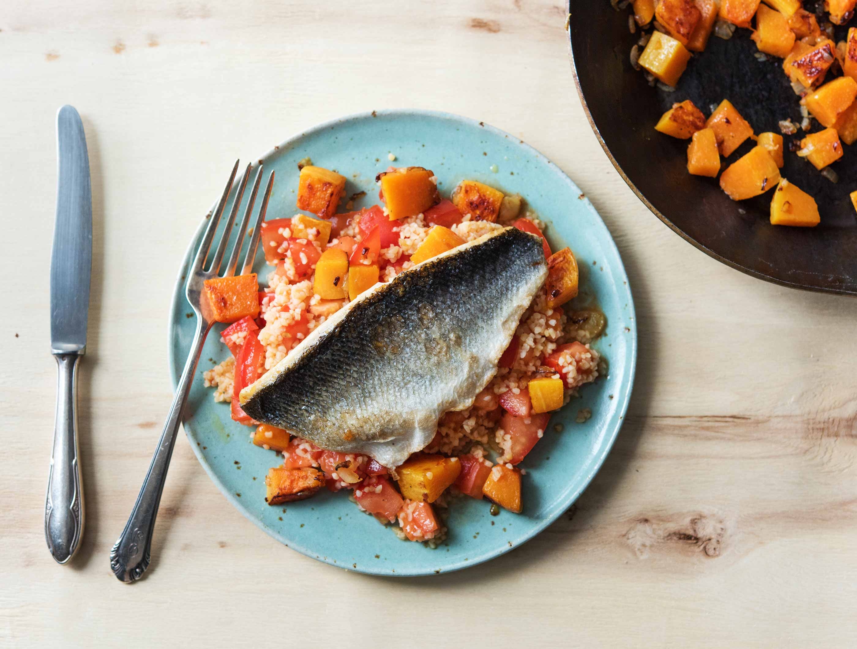 Kruidige harissa-bulgur met pompoenblokjes en zeebaarsfilet