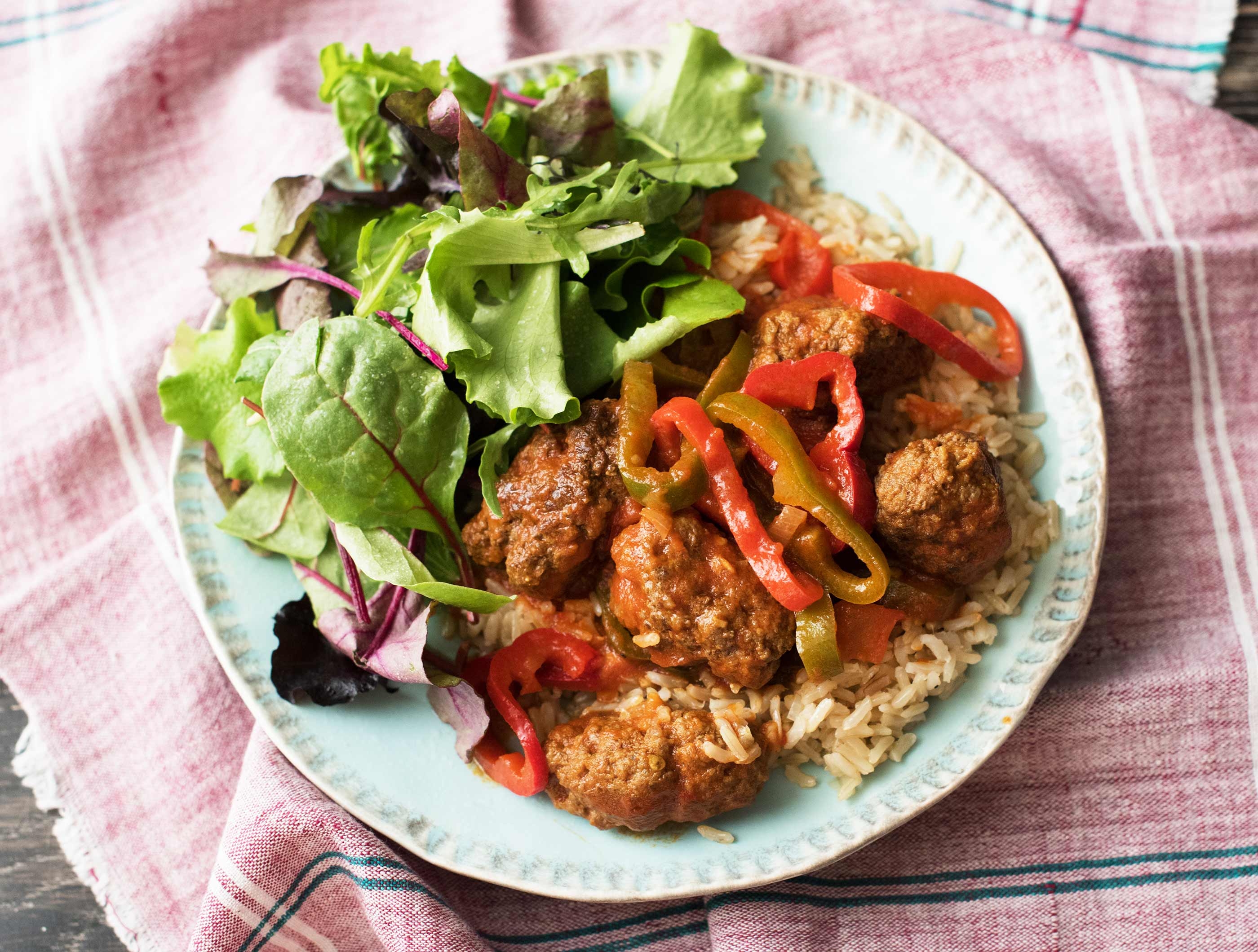 Kefta épicée, sauce sucrée et piquante, riz et salade fraîche