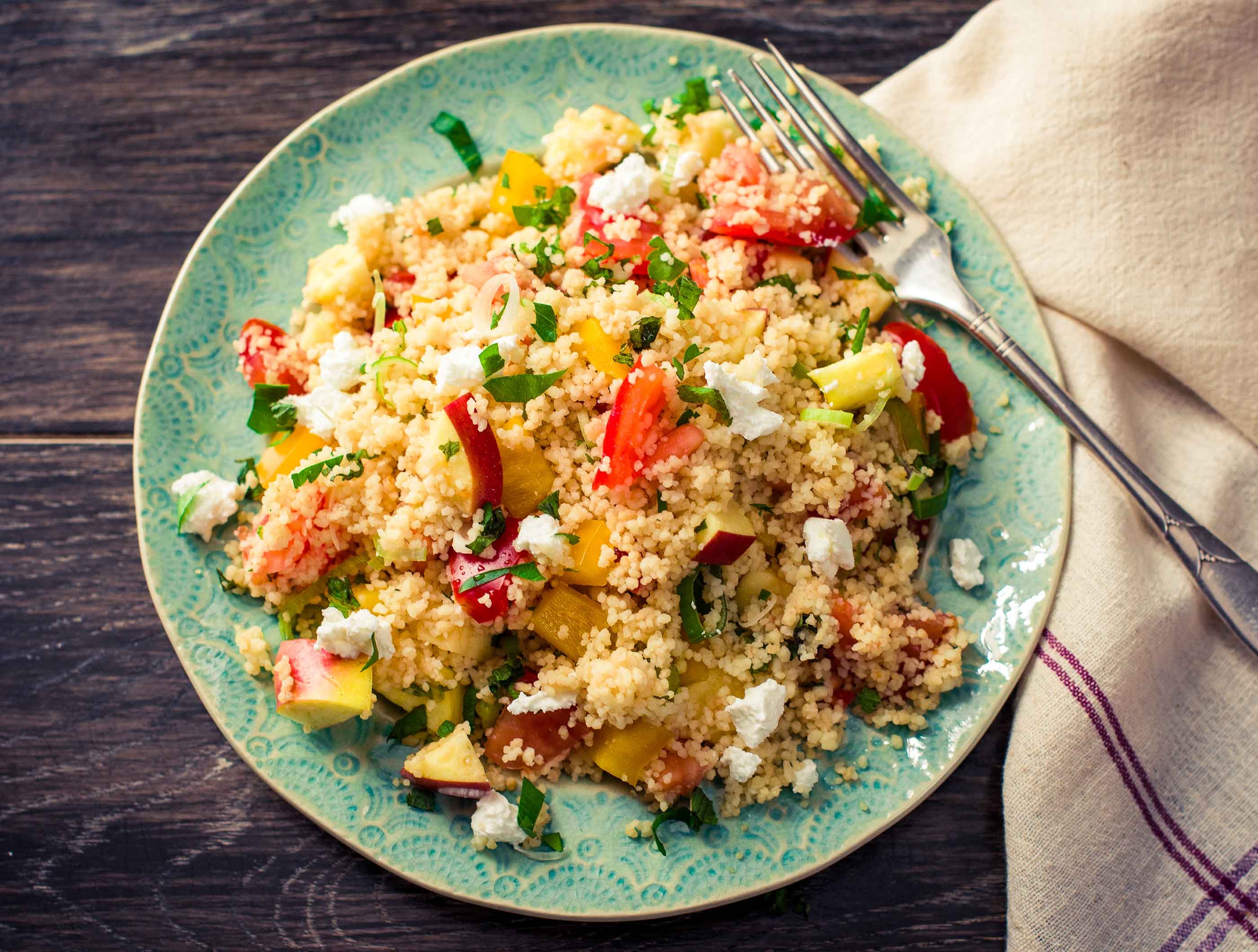 Kruidige lentetabouleh met appel, geitenkaas, verse munt en koriander