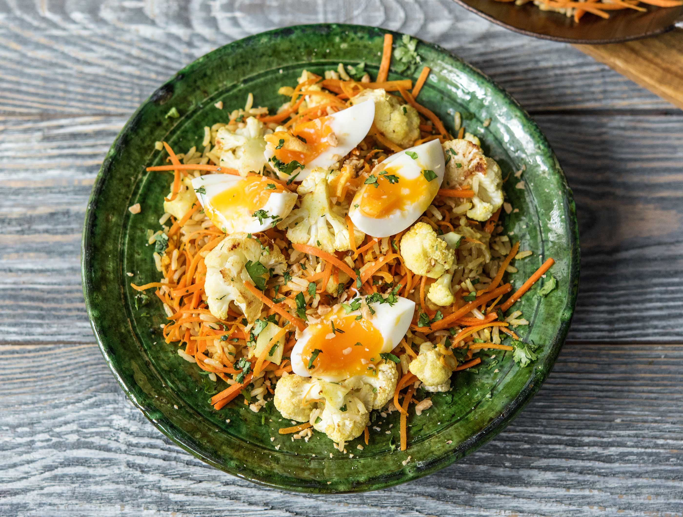 Kruidige nasi met ovenbloemkool en een zachtgekookt ei