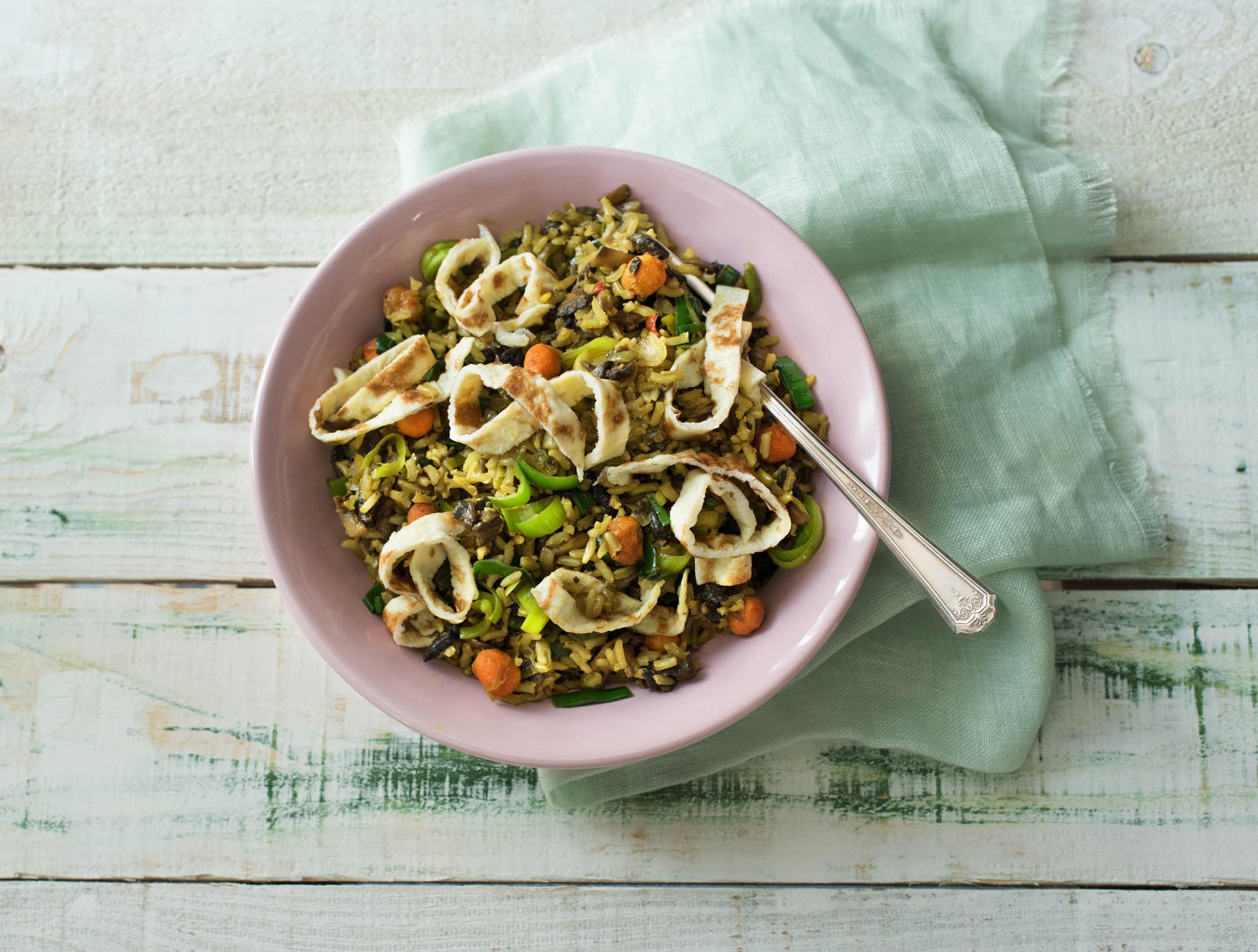 Kruidige rijst met verse kurkumawortel, omeletreepjes en honingpinda’s