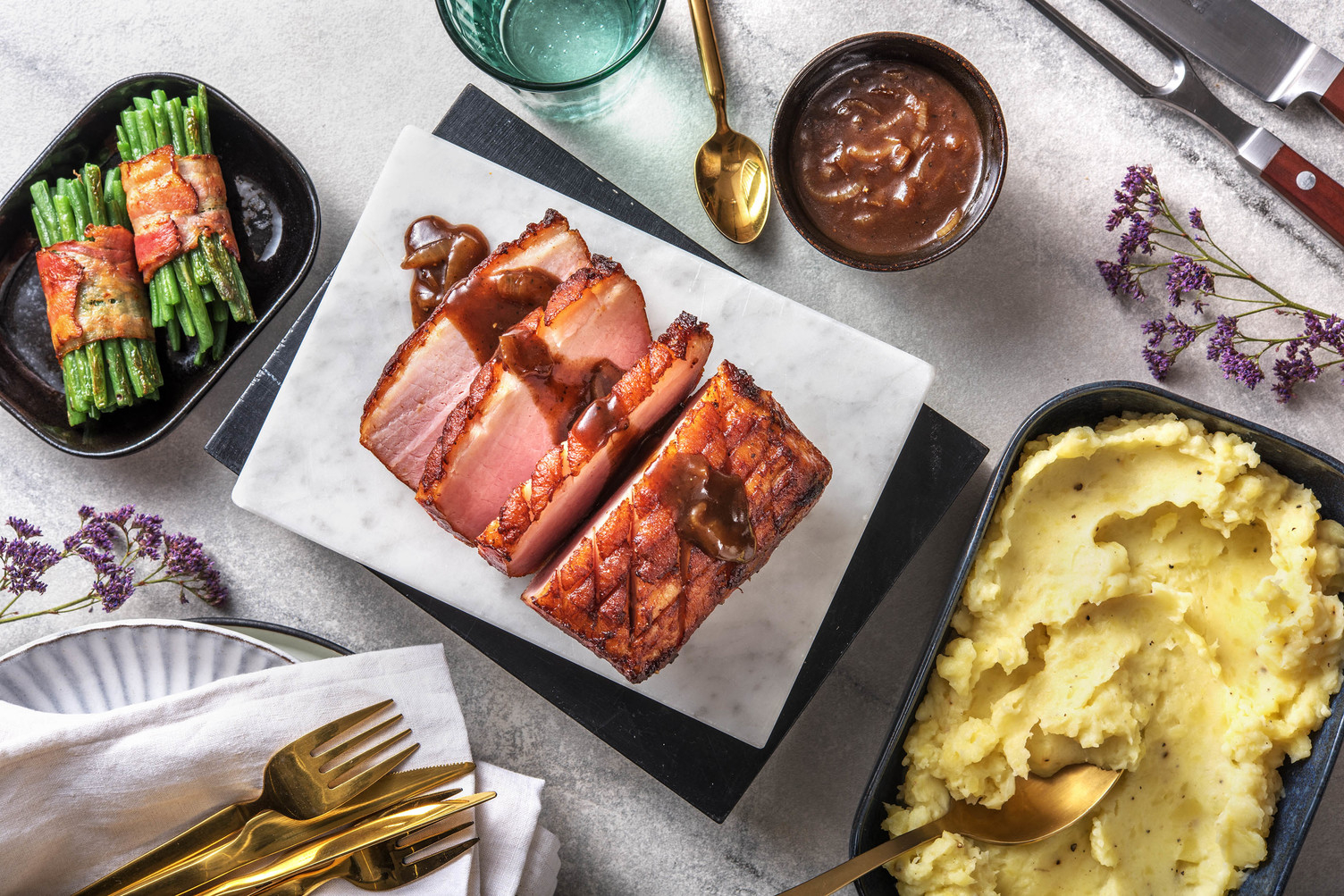 Krustenbraten mit dunkler Pflaumen-Zwiebel-Sauce