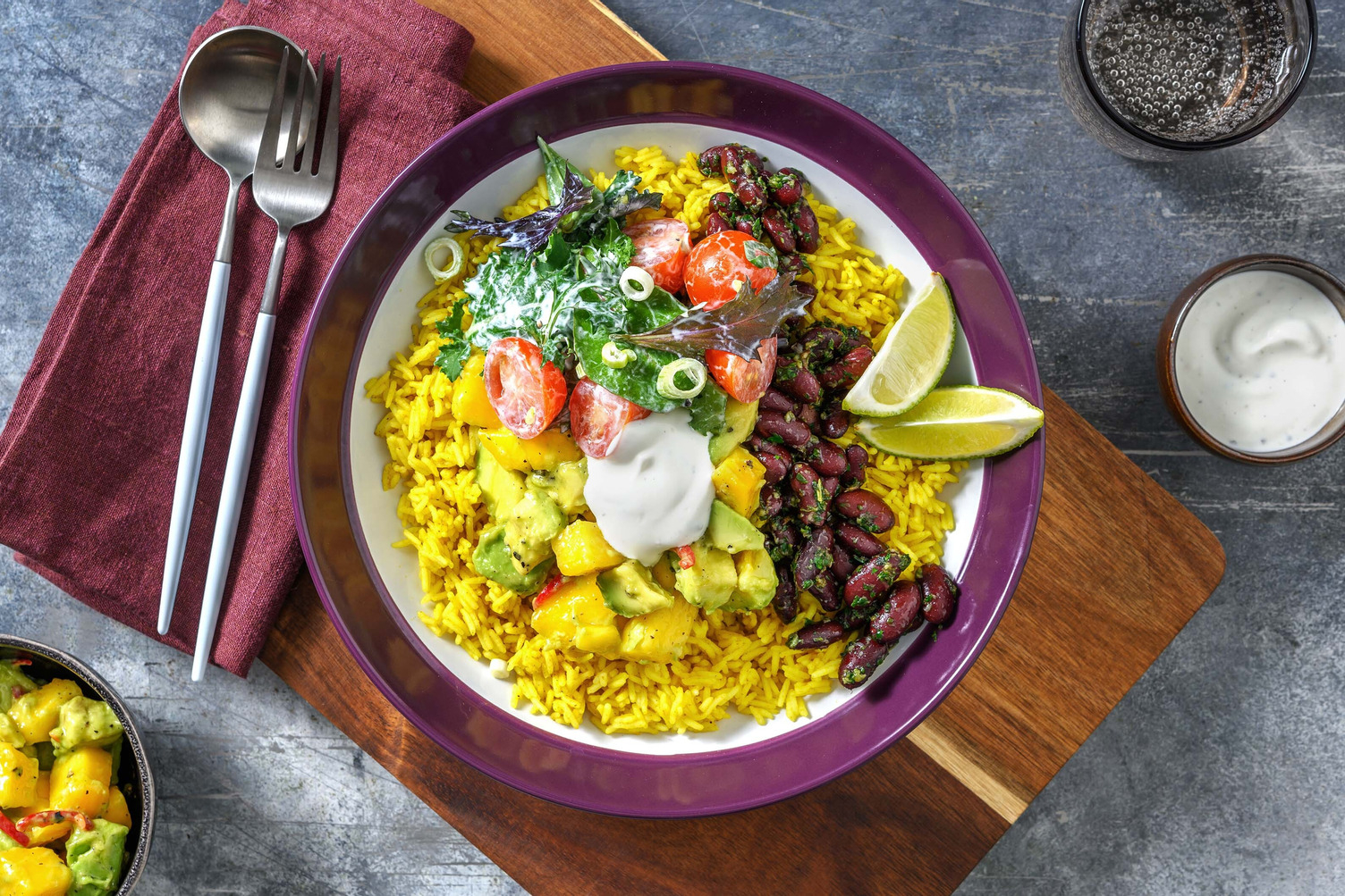 Kubanische Bowl mit Avocado-Mango-Salsa