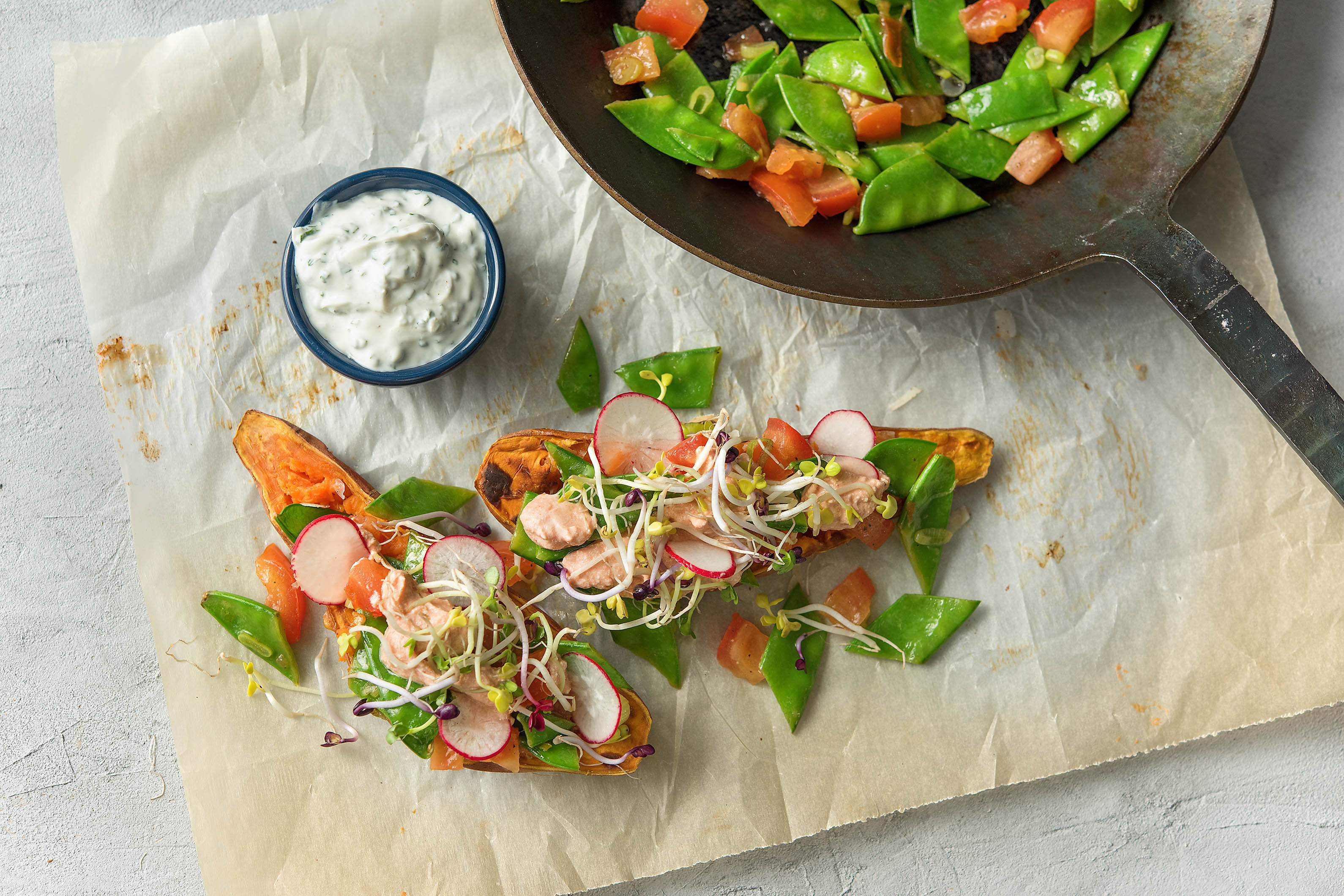 Kumpir mit Gemüse und Sprossen