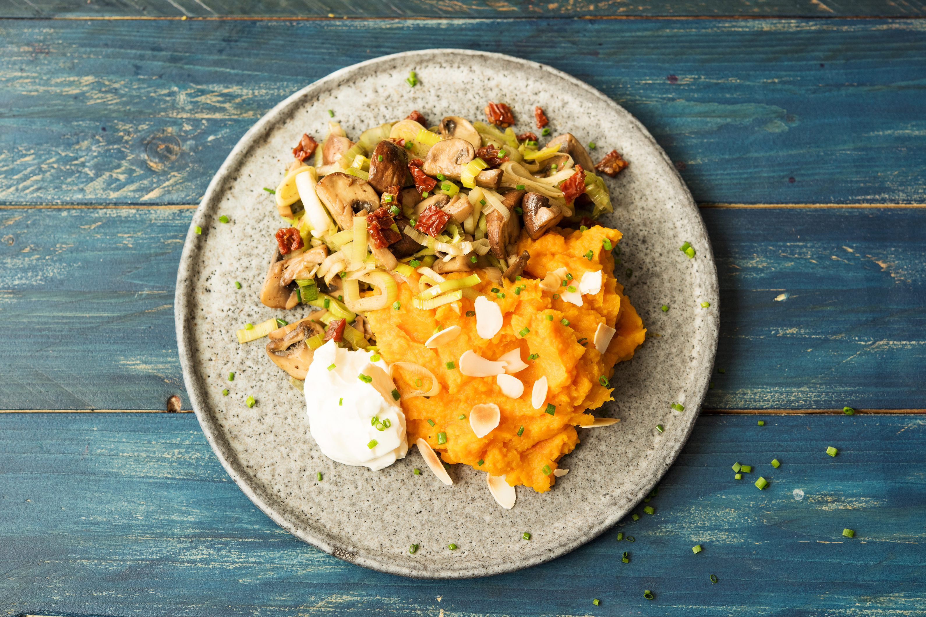 Kürbis-Süsskartoffel-Stock mit Mandeltopping