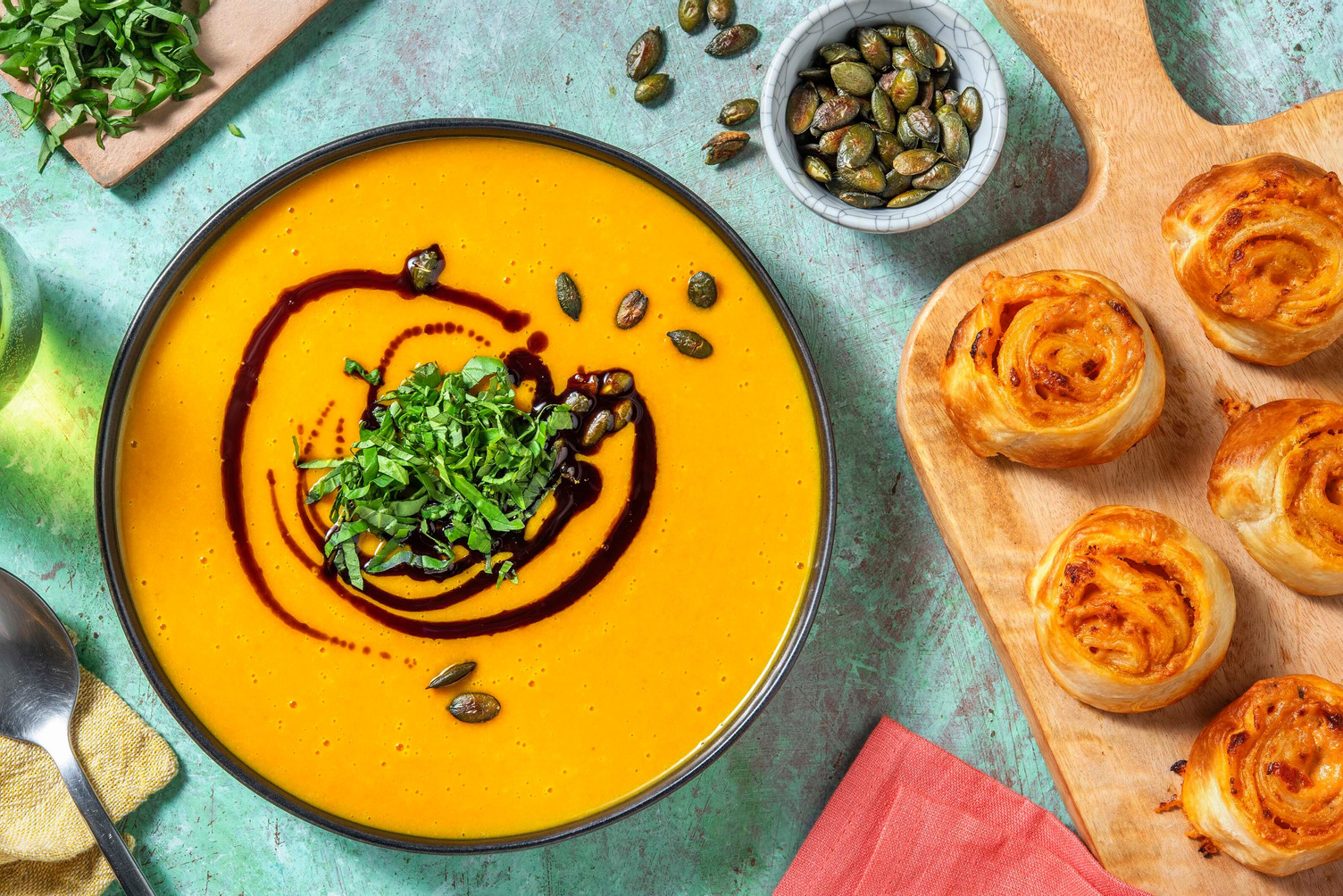 Kürbissuppe mit Tomatenpesto-Schnecken