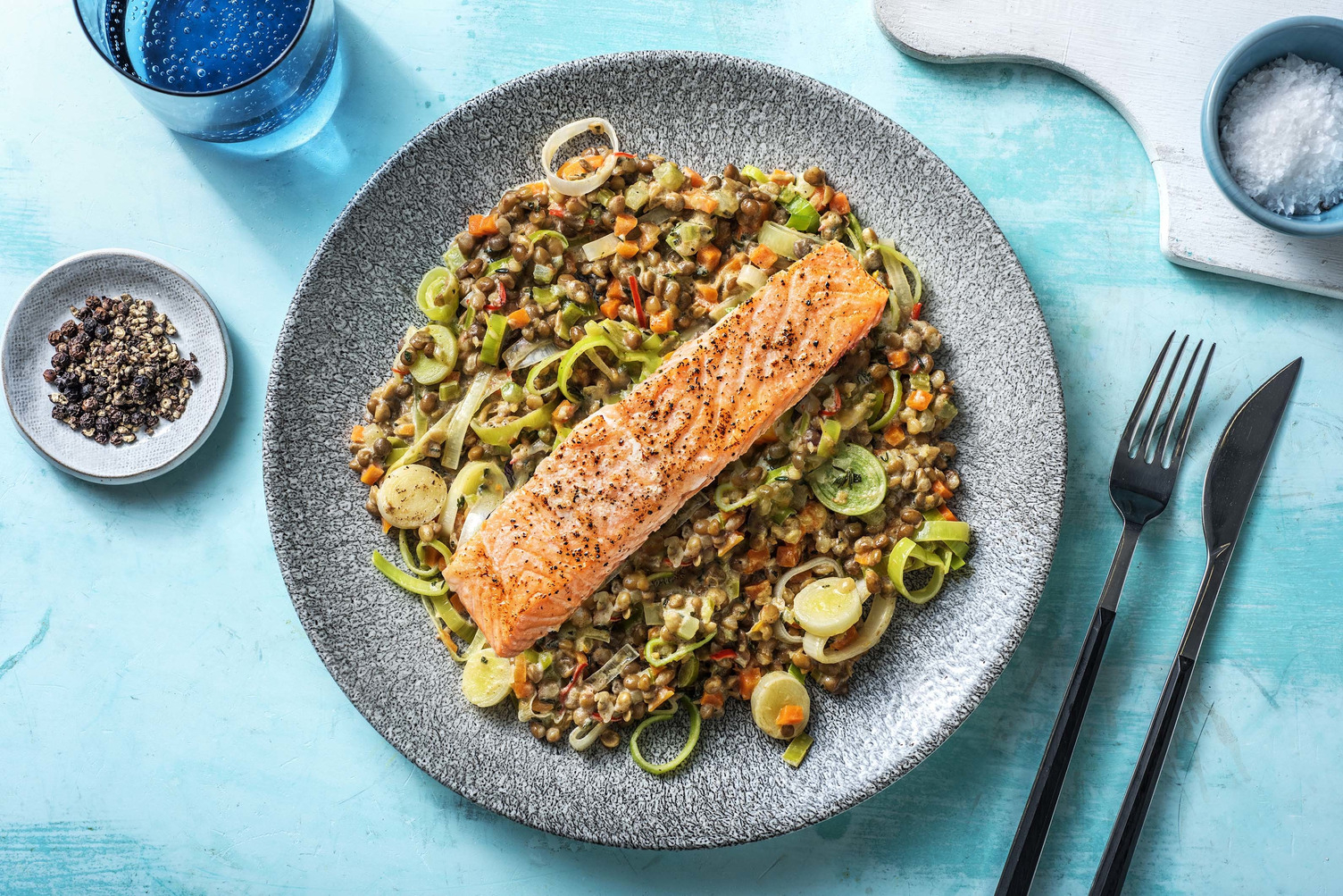 Lachs auf cremigem Lauchgemüse