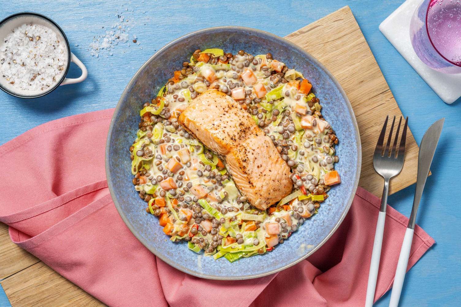 Lachs auf cremigem Lauchgemüse & Linsen