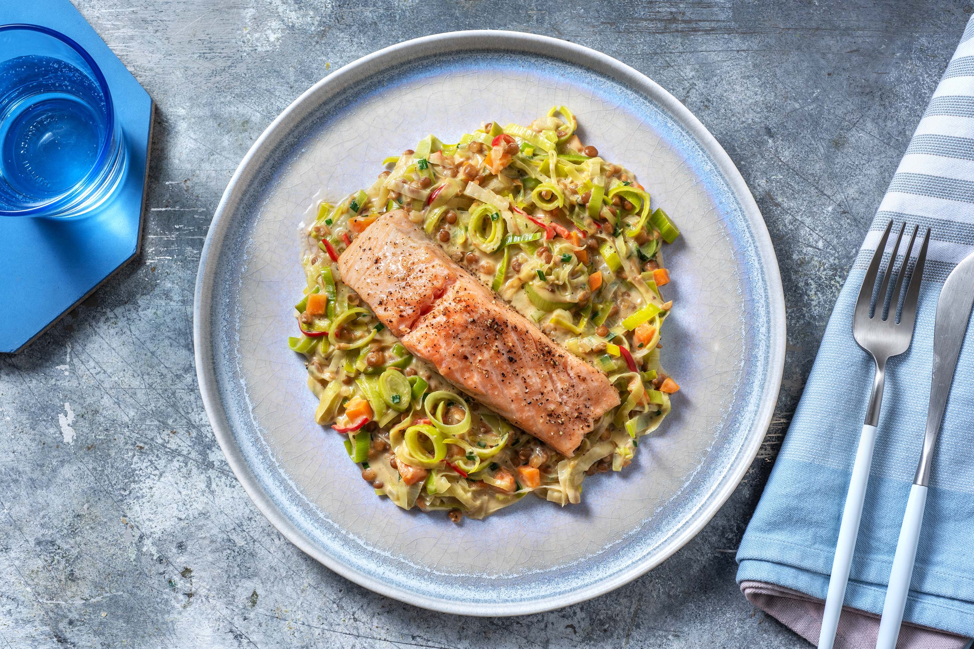 Lachs auf cremigem Porreegemüse