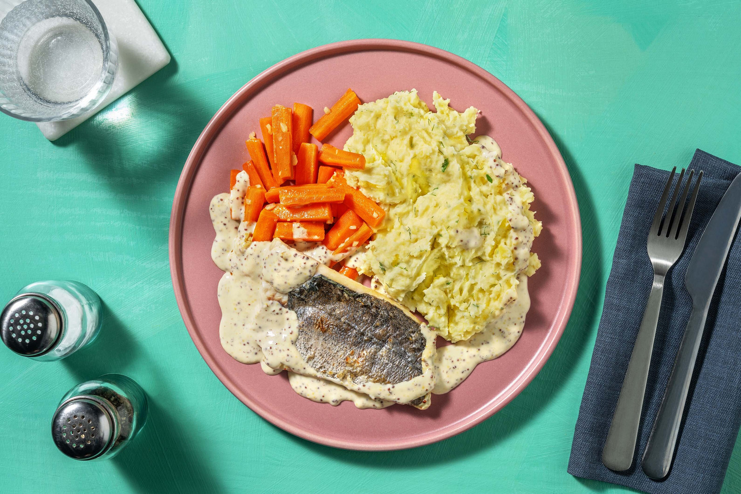 Lachs mit Kartoffelpüree und Senfrahm