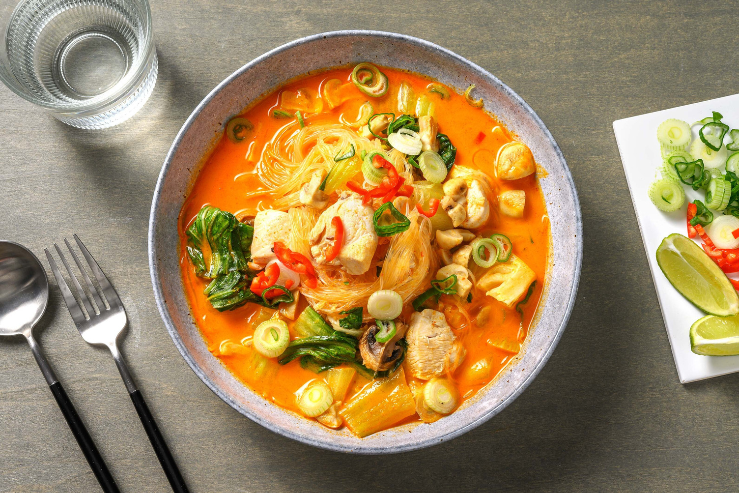 Laksa! Scharfe Poulet-Glasnudel-Suppe