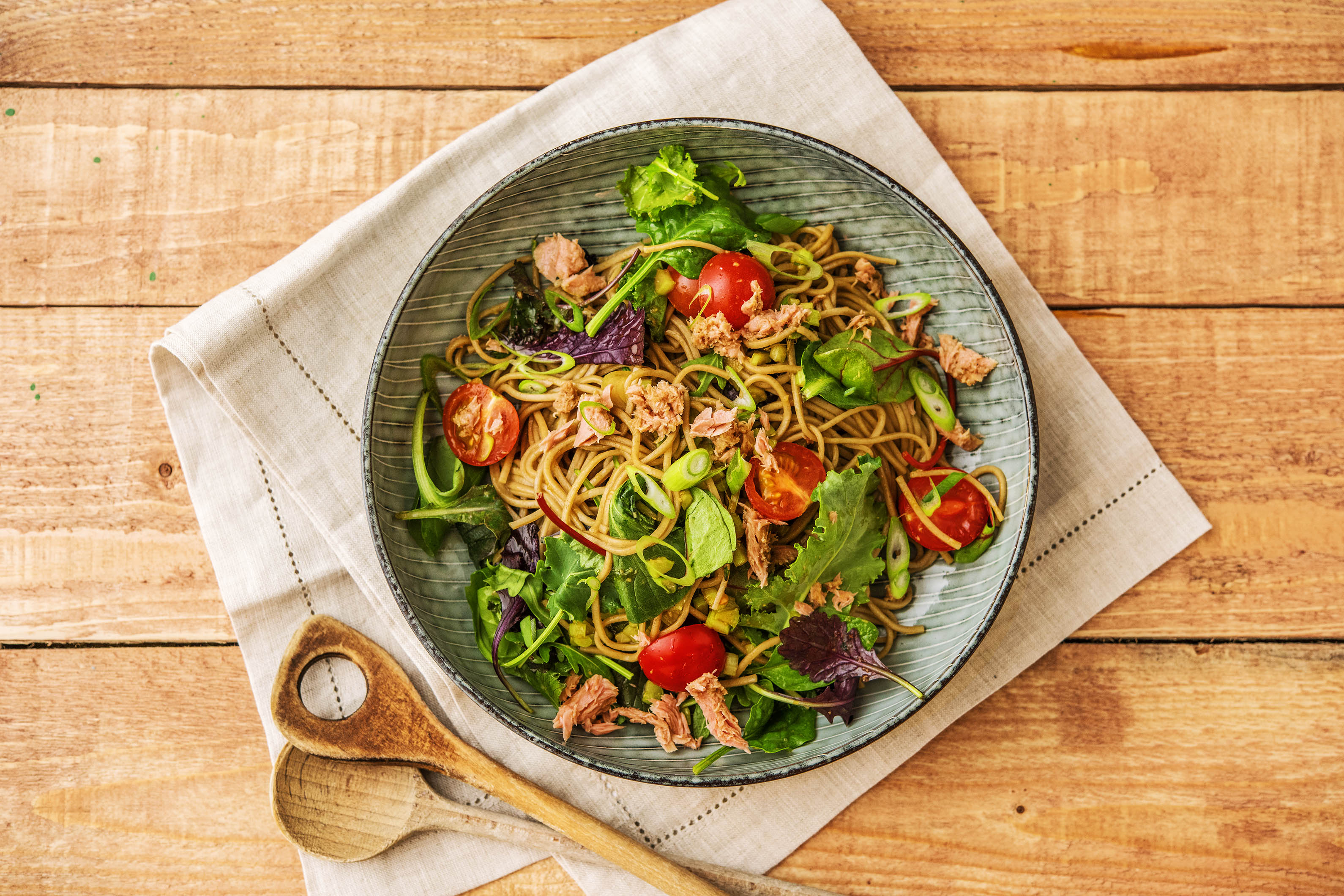 Lauwarmer Soba-Nudelsalat mit Thunfisch