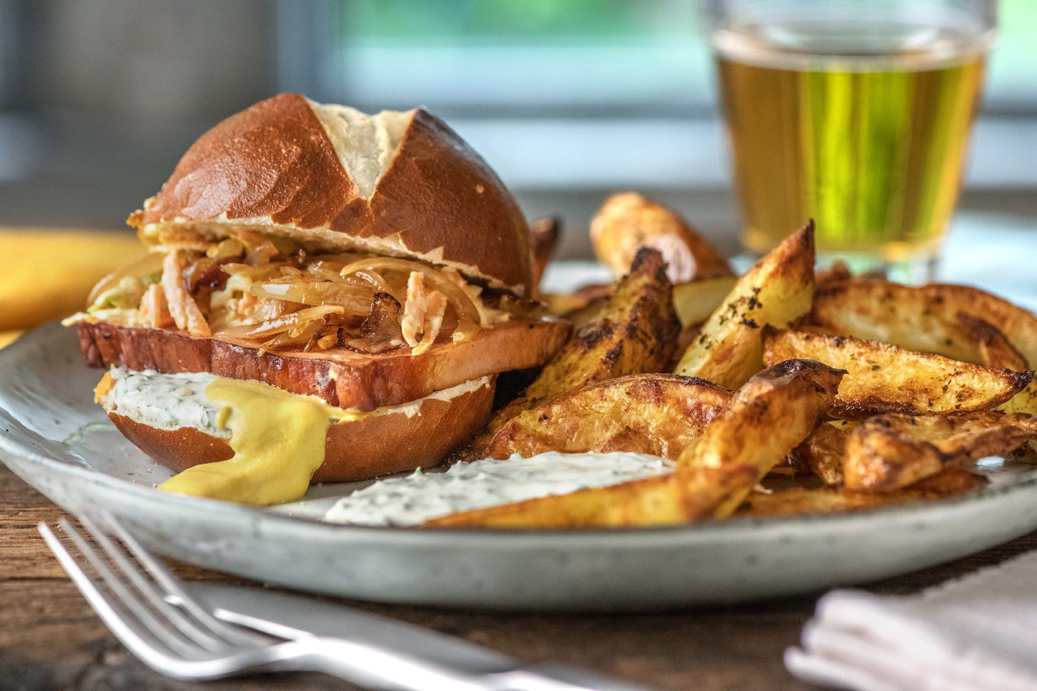 Leberkäse-Burger mit Schmorzwiebeln
