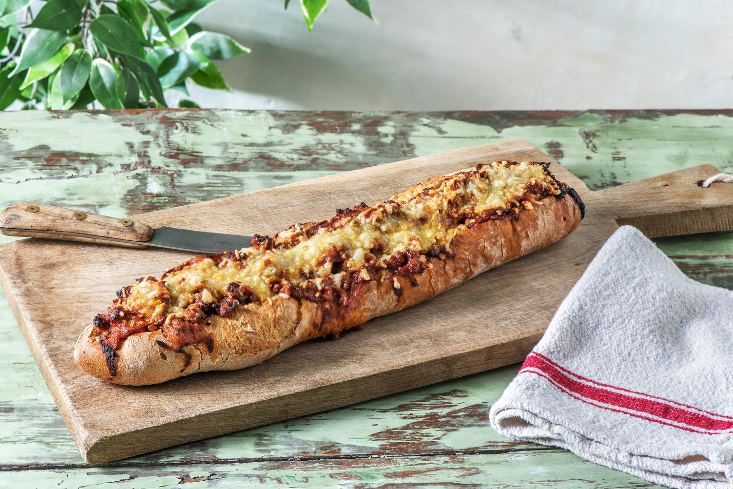 Leckeres Ofenbaguette mit Bolognese gefüllt