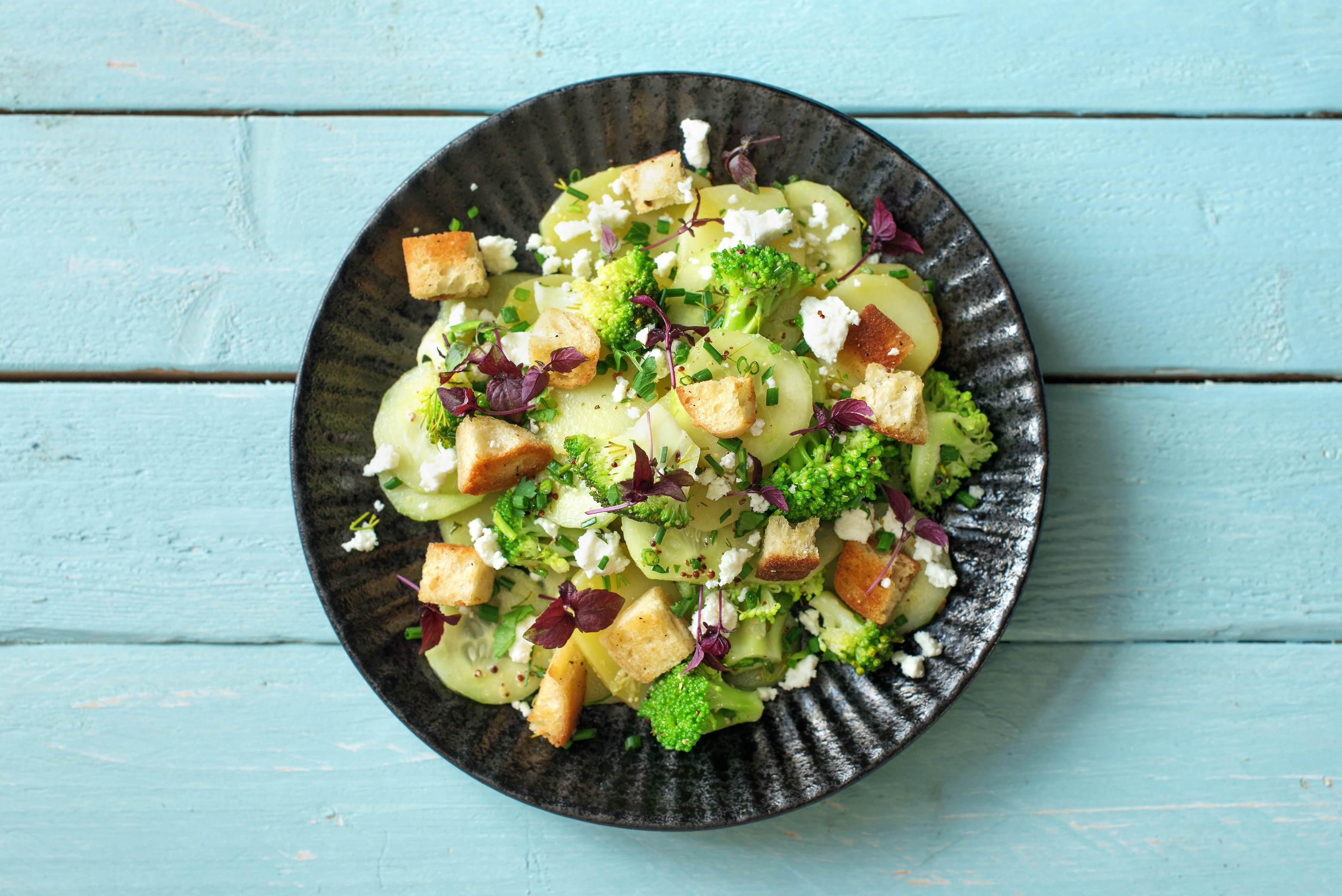 Leichter Kartoffel-Gurken-Salat mit Brokkolini