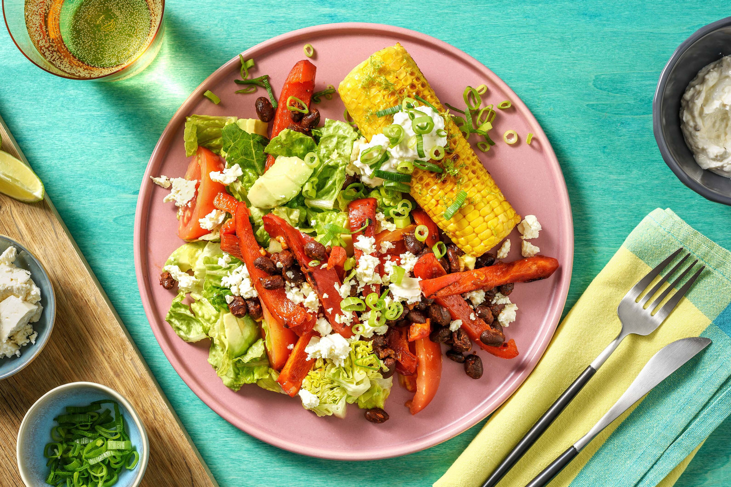 Limetten-Maiskolben und grüner Salat