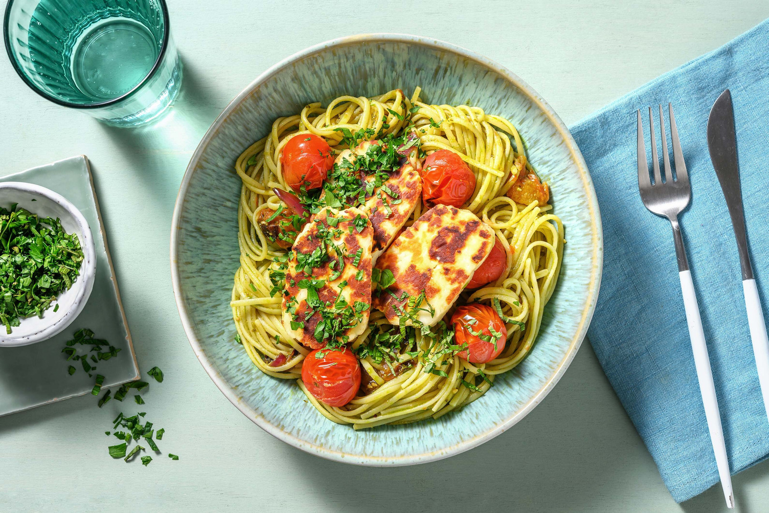 Linguine met pesto en halloumi