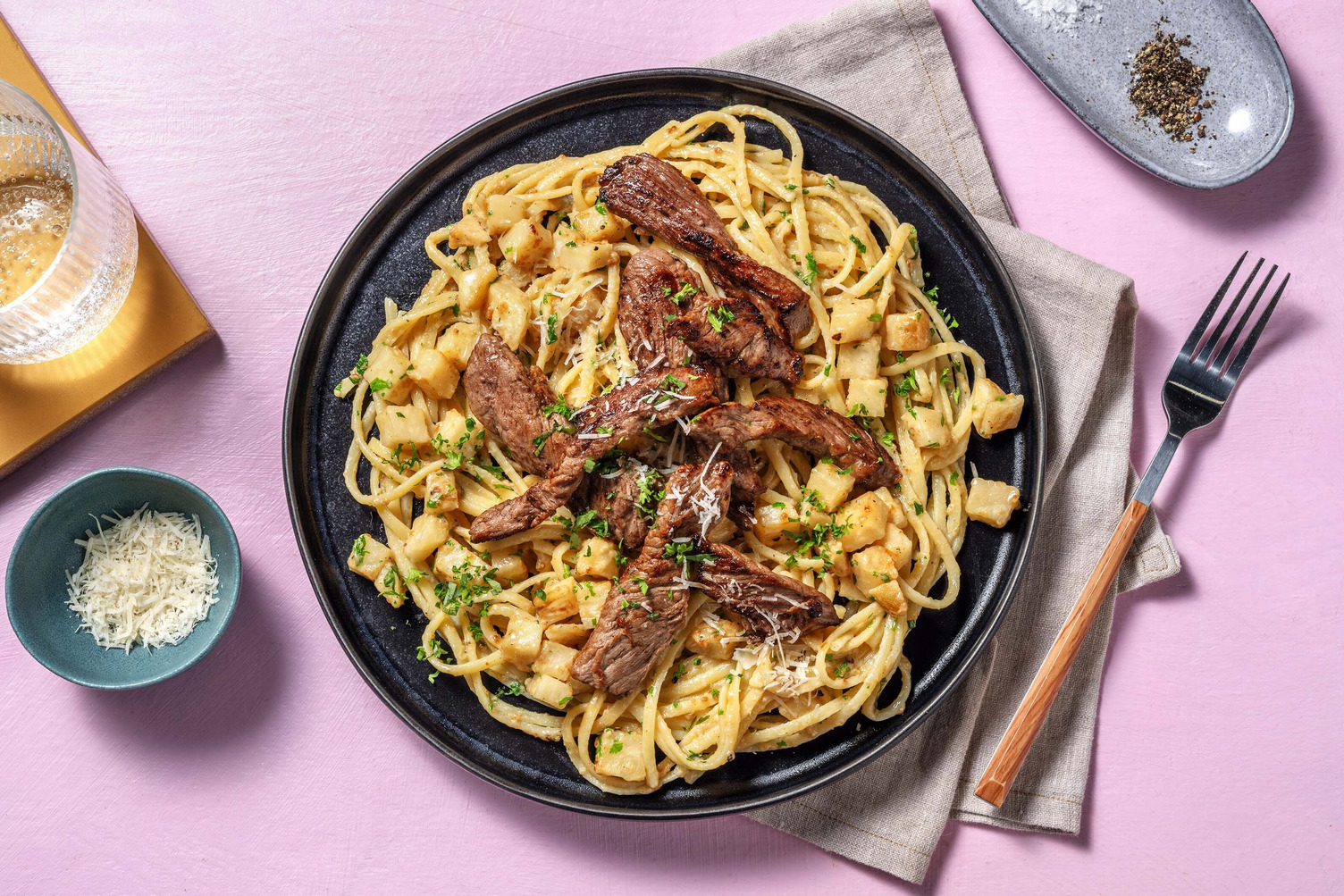 Linguine et émincés de bœuf en sauce au cerfeuil et estragon