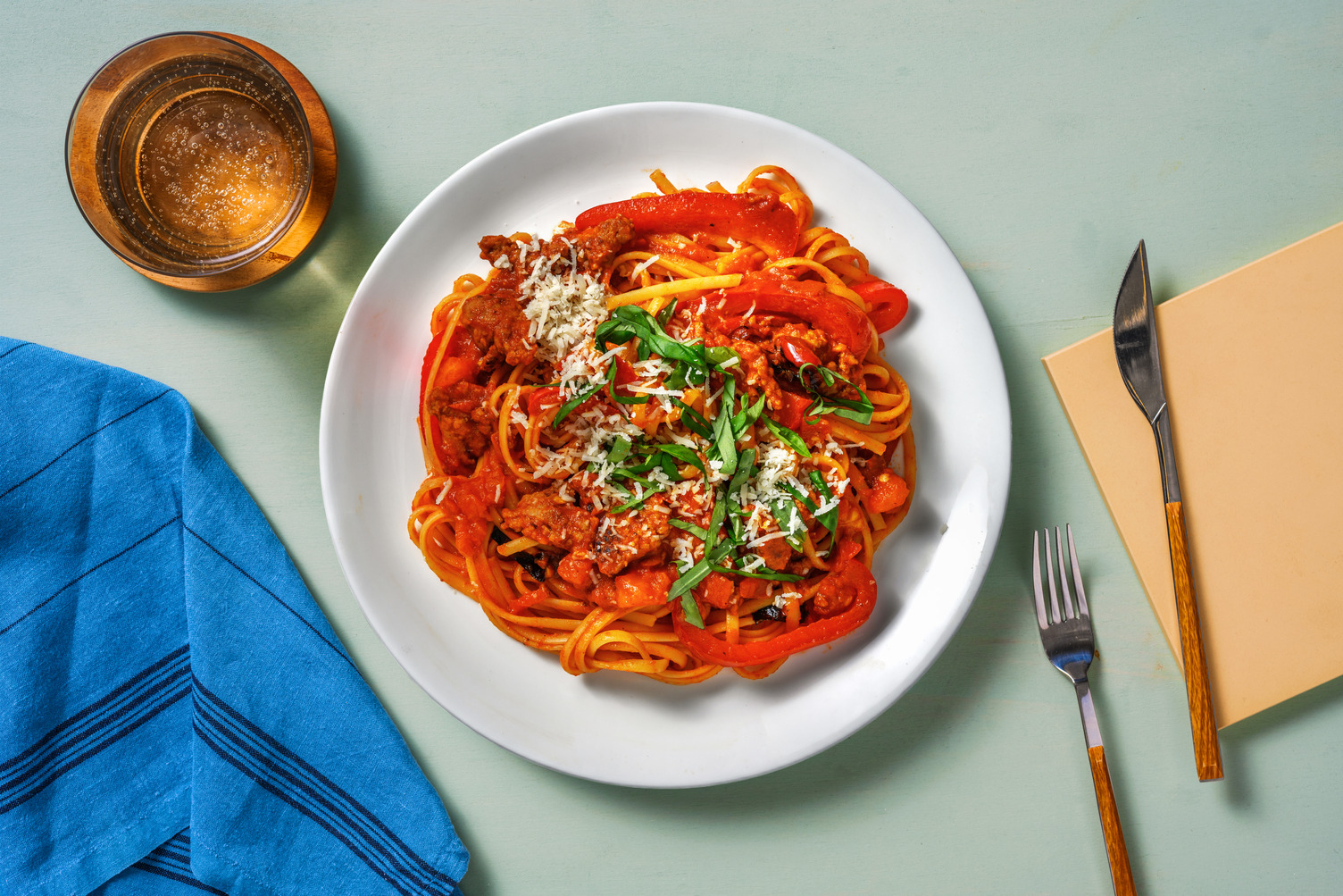 Linguine & saucisse de porc en sauce tomate légèrement piquante