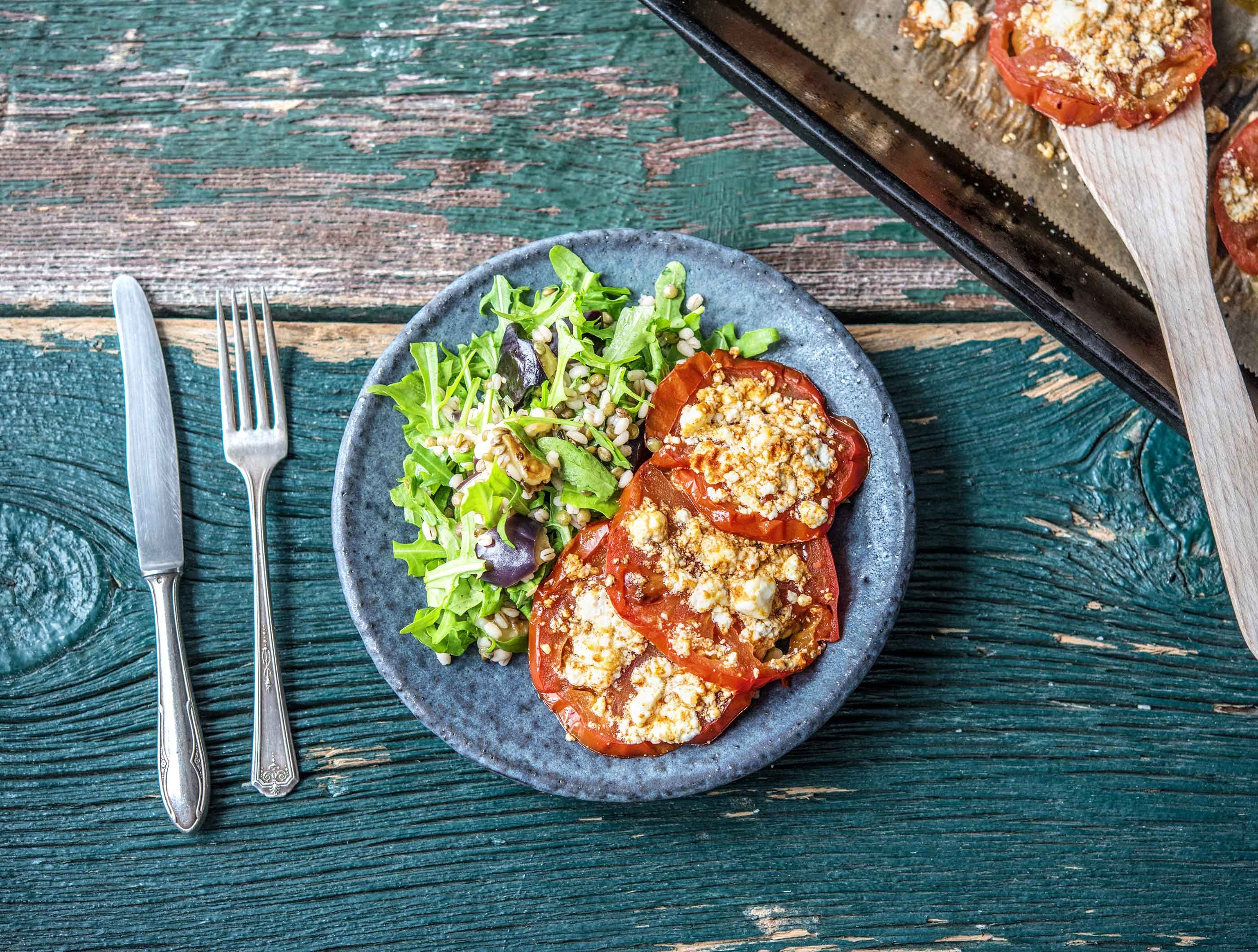 Linzen-parelgerstsalade met feta uit de oven en pittige rucola