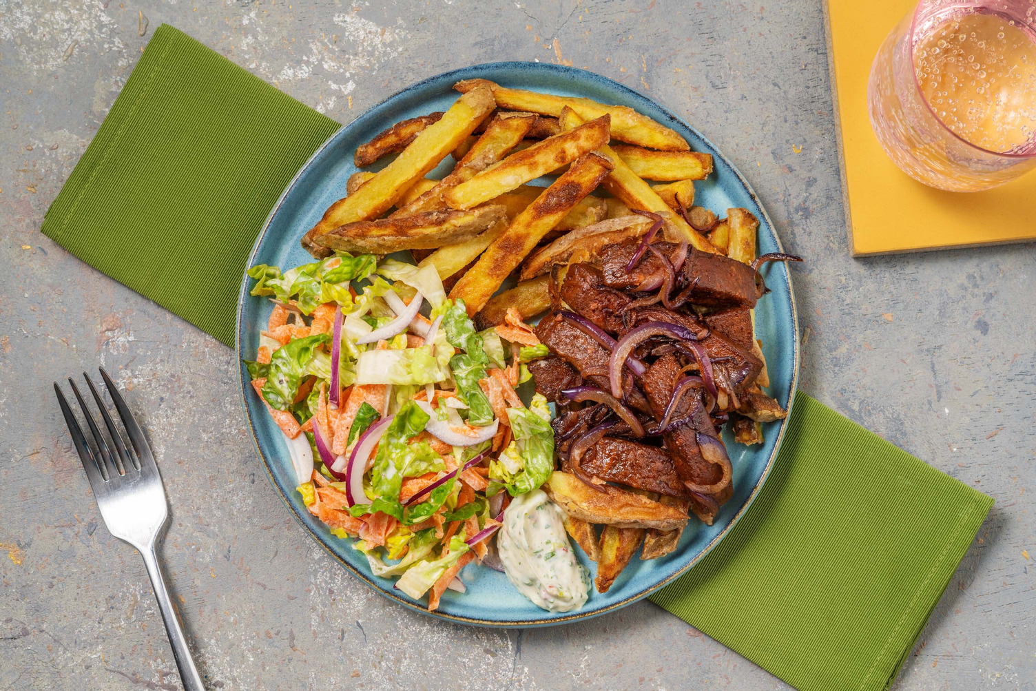 Loaded Fries! mit creamy Chimichurri & vegan Strips