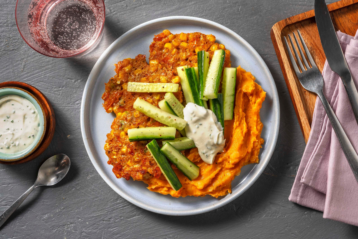 Mais-Käse-Fritters auf tomatigem Kartoffelpüree