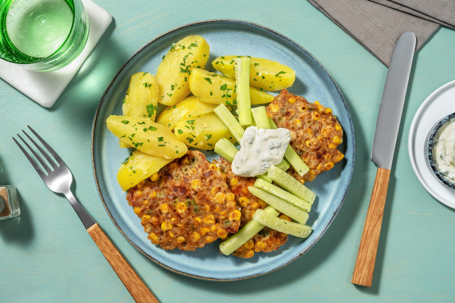 Mais-Käse-Fritters mit Kräuter-Kartoffeln