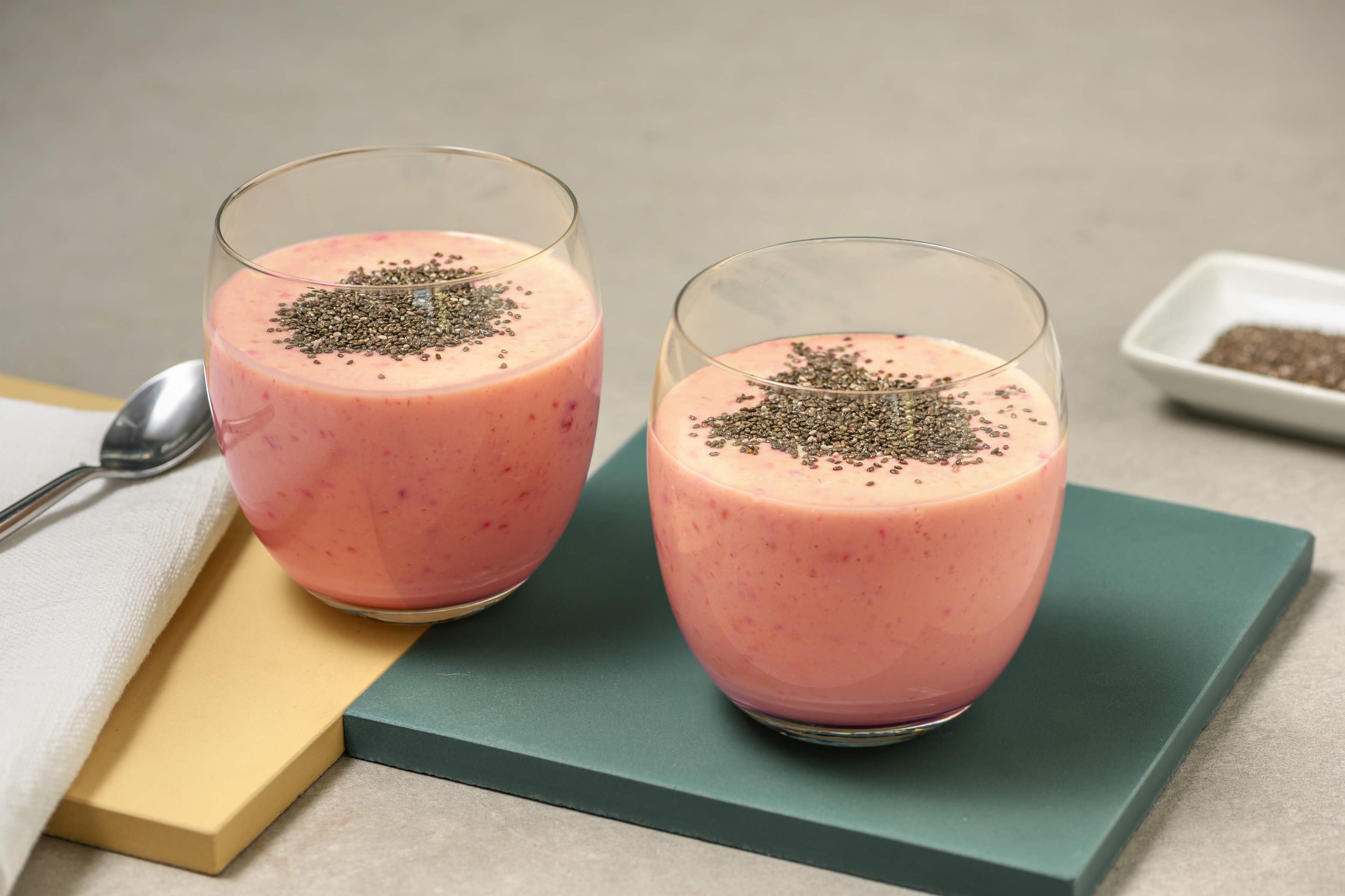 Smoothie mangue-framboise au lait de coco