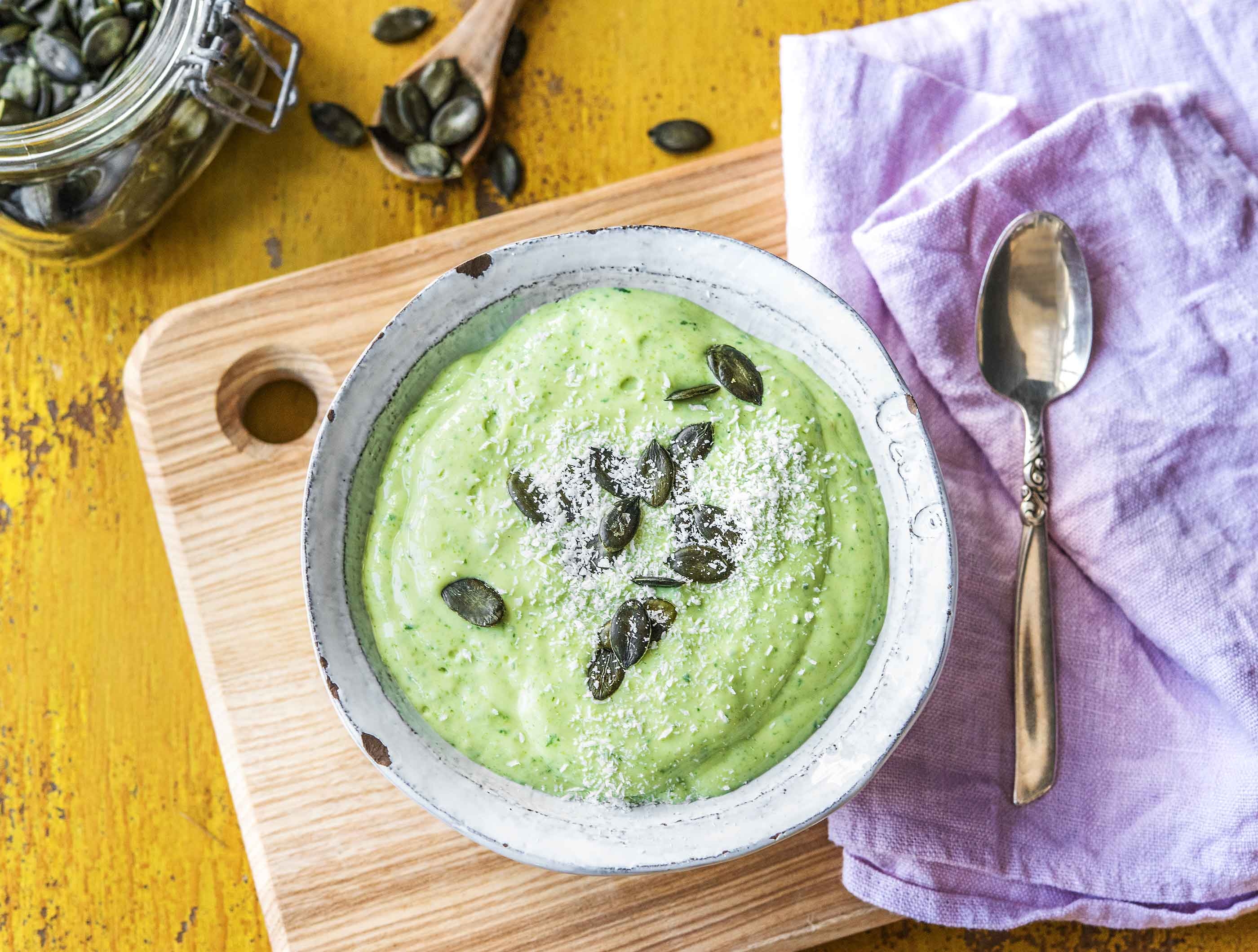 Mango-vanillesmoothiebowl met spinazie, kokos en pittenmix