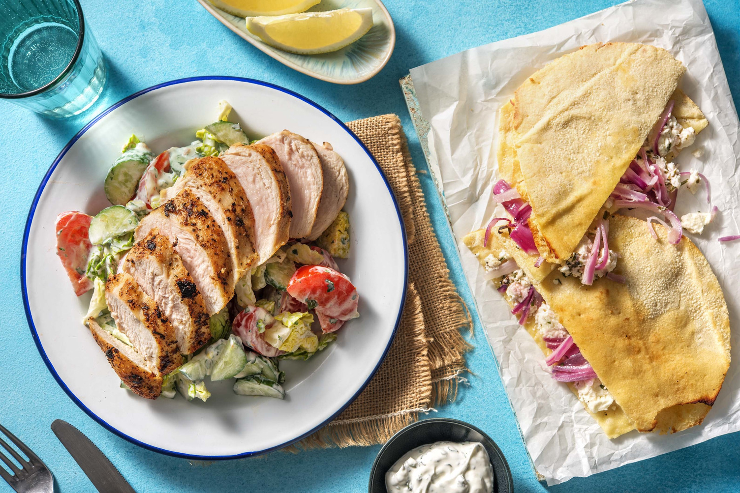 Hähnchen auf buntem Salat und gefülltem Fladenbrot