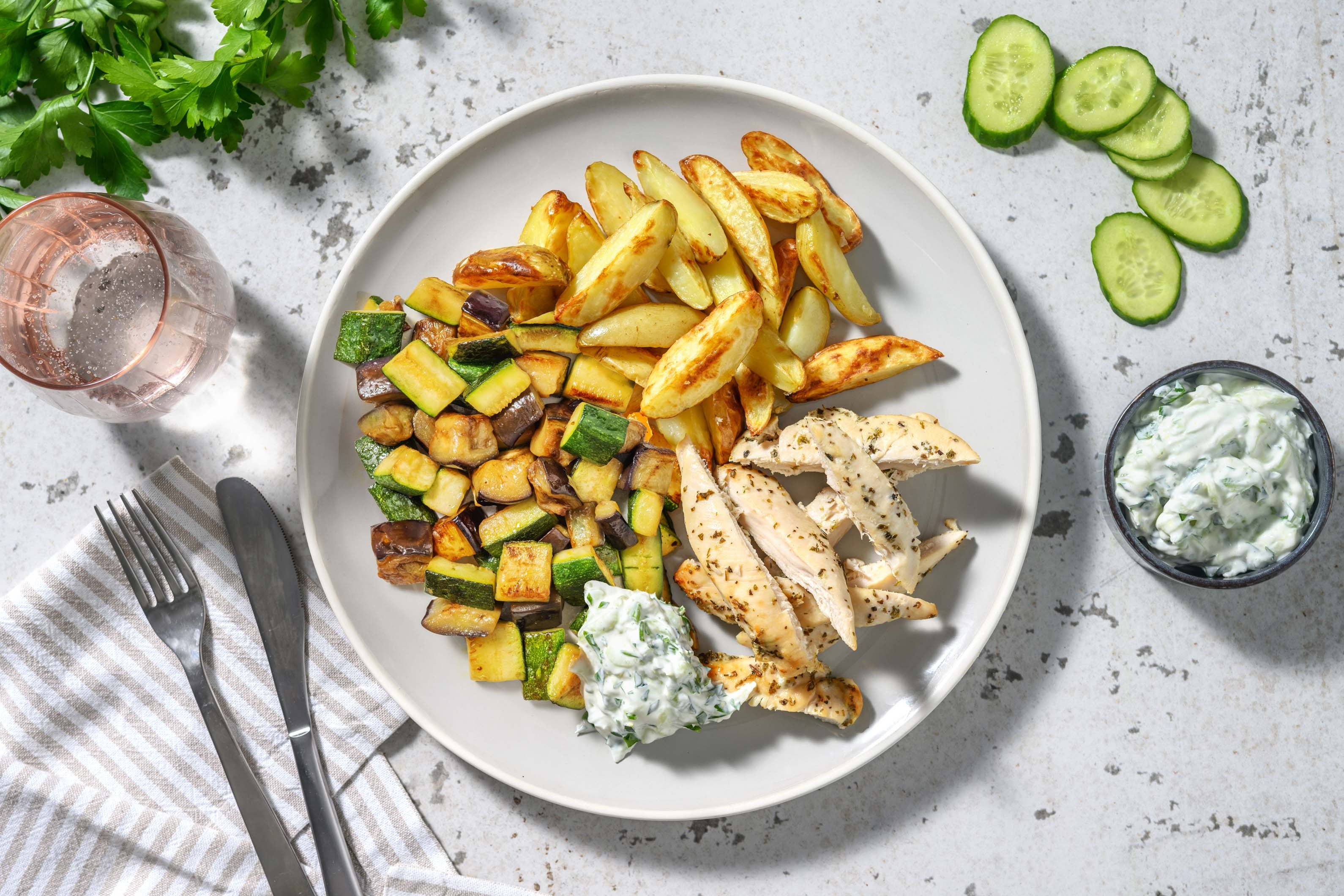 Mediterrane kipfilethaasjes uit de oven met zelfgemaakte tzatziki