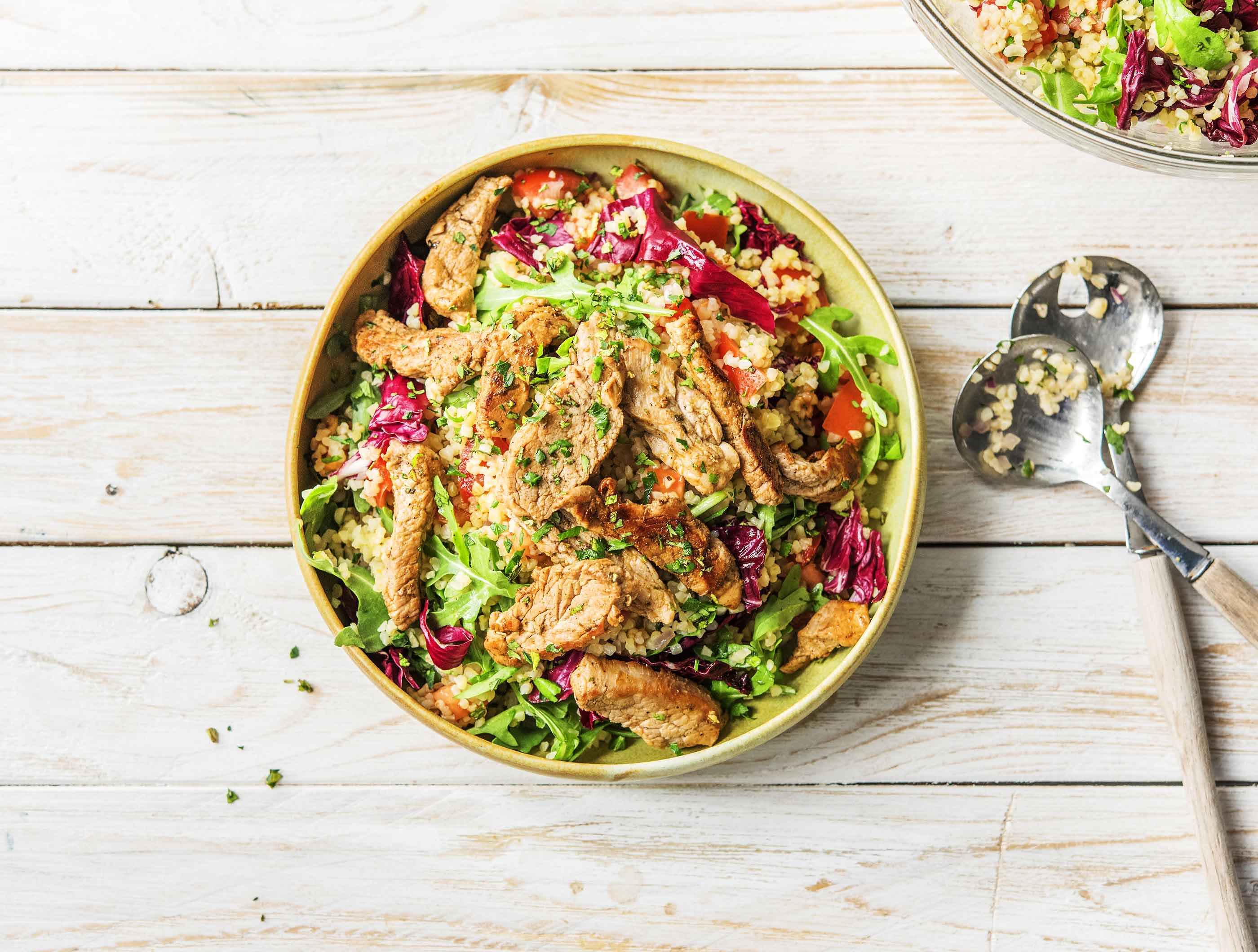 Mediterrane tabouleh met varkenshaasreepjes, verse koriander, krulpeterselie en munt