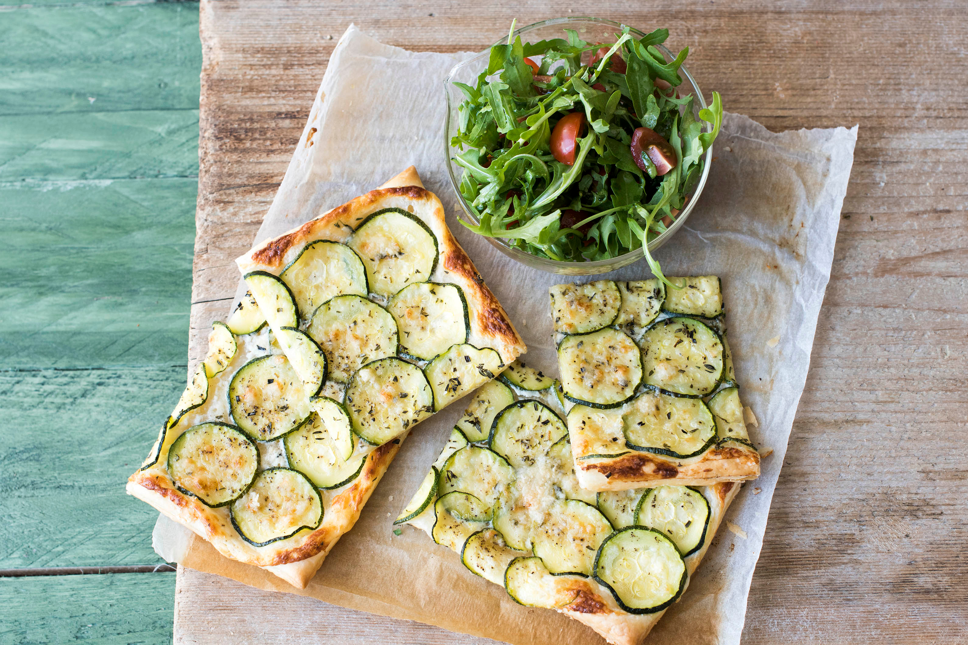 Mediterrane Zucchini-Tarte mit Ziegenfrischkäse und Kräutern,