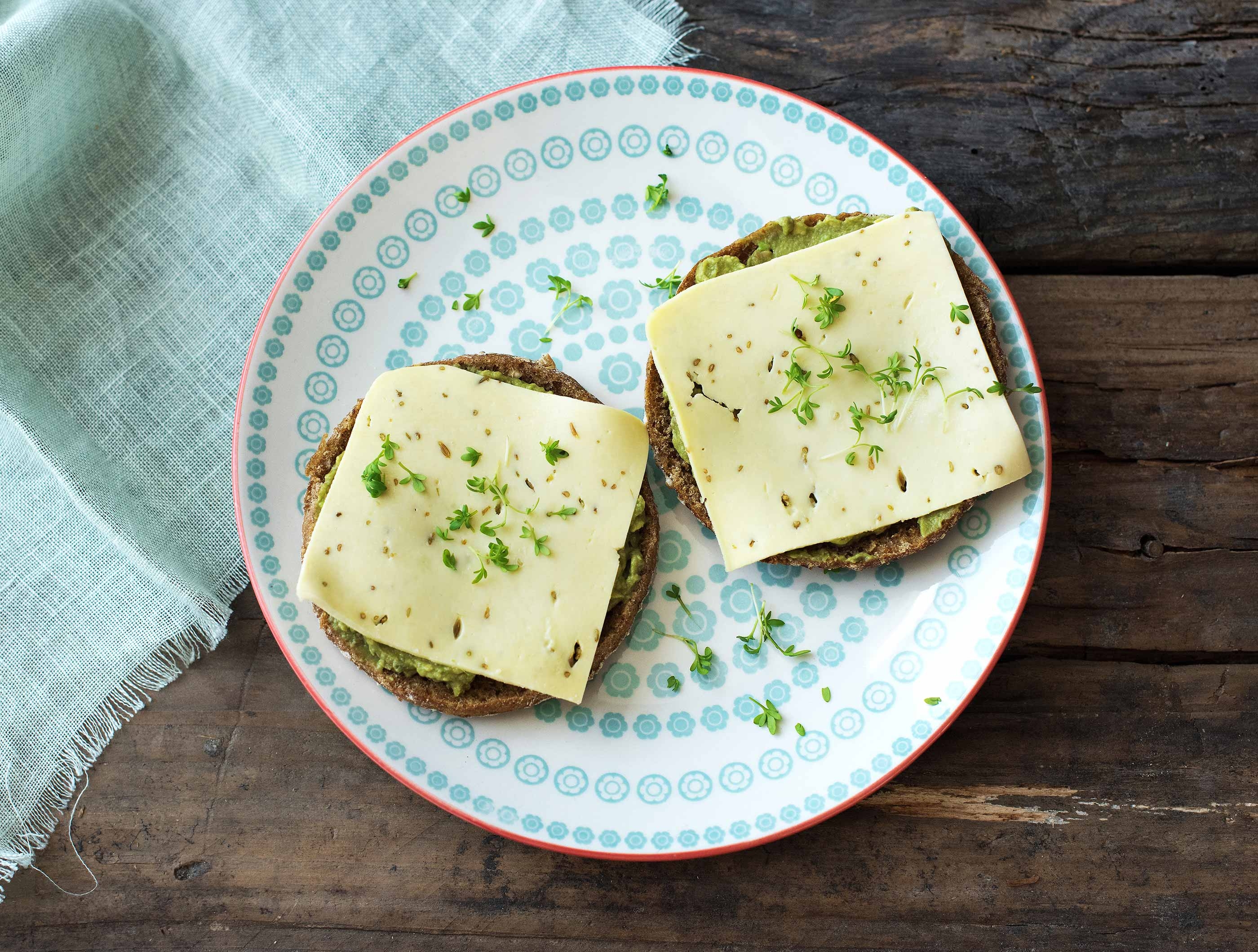 Meergranenbeschuit met avocado, komijnekaas en tuinkers