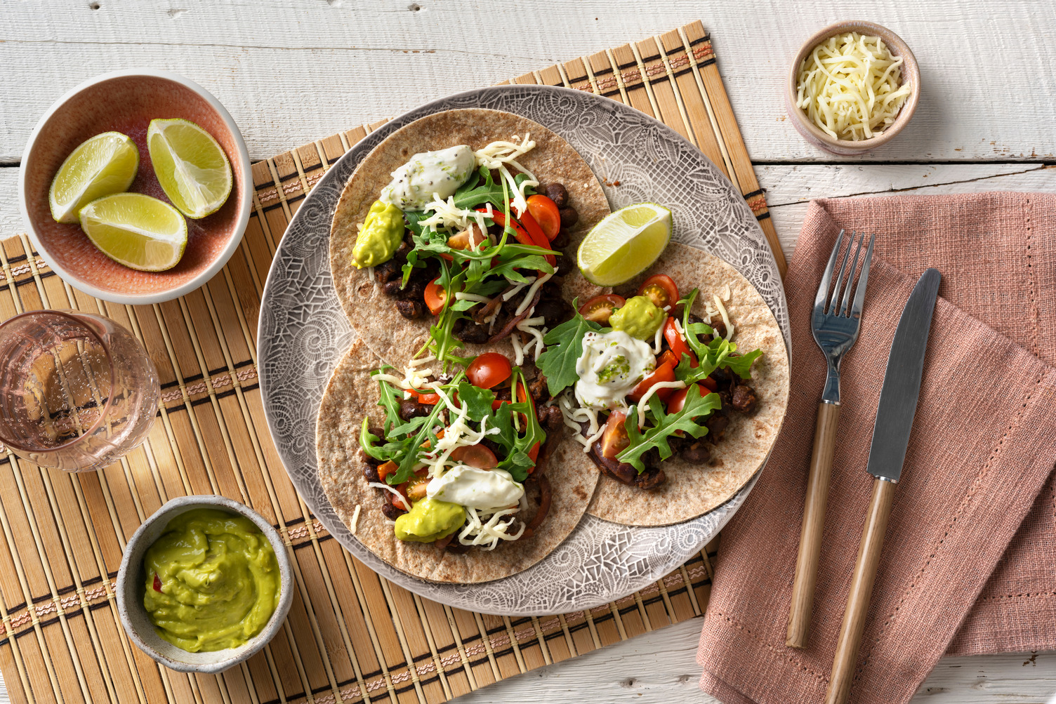 Mexicaanse tostada's met zwarte bonen