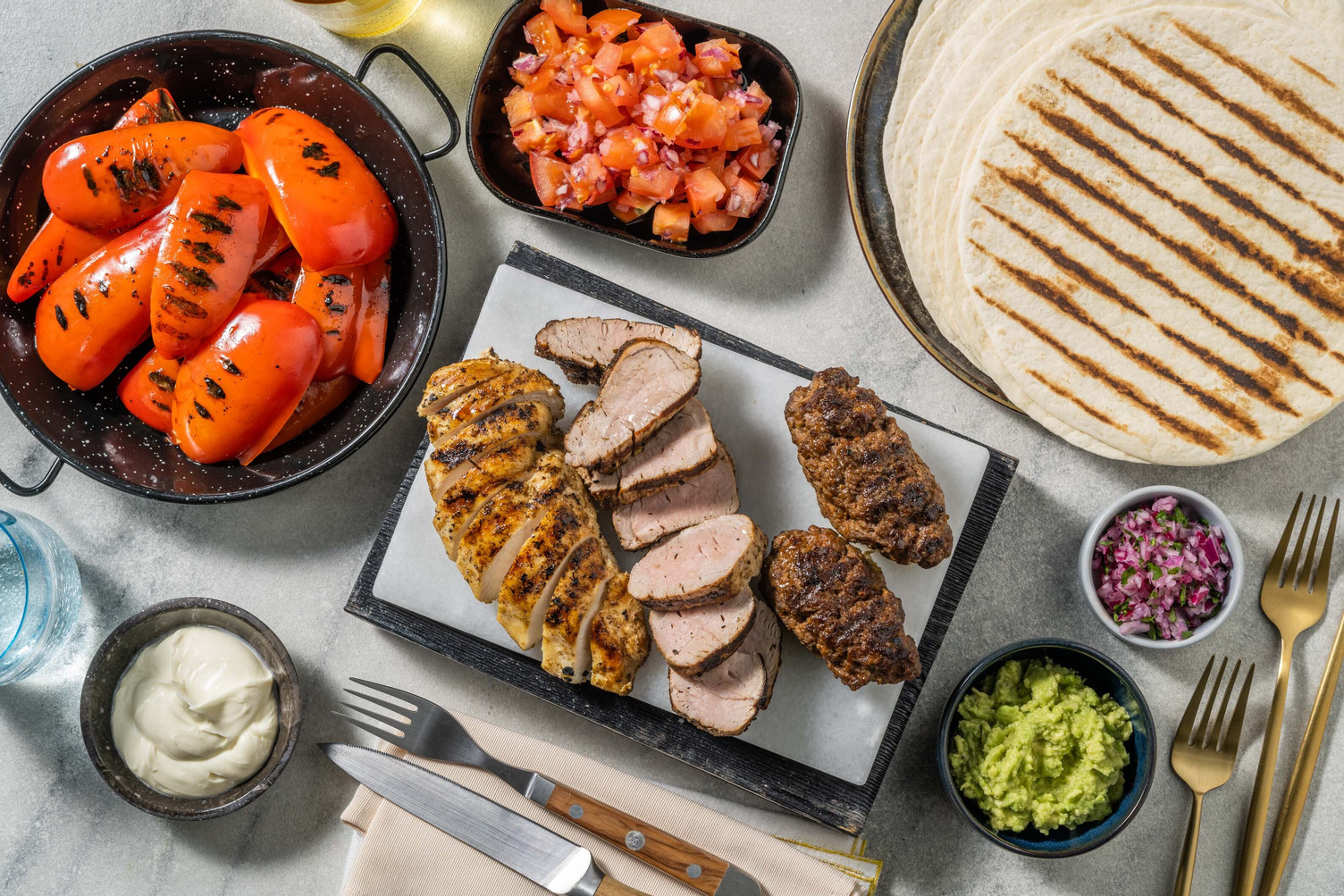 Mexikanische Grillplatte mit rauchigen Bouletten