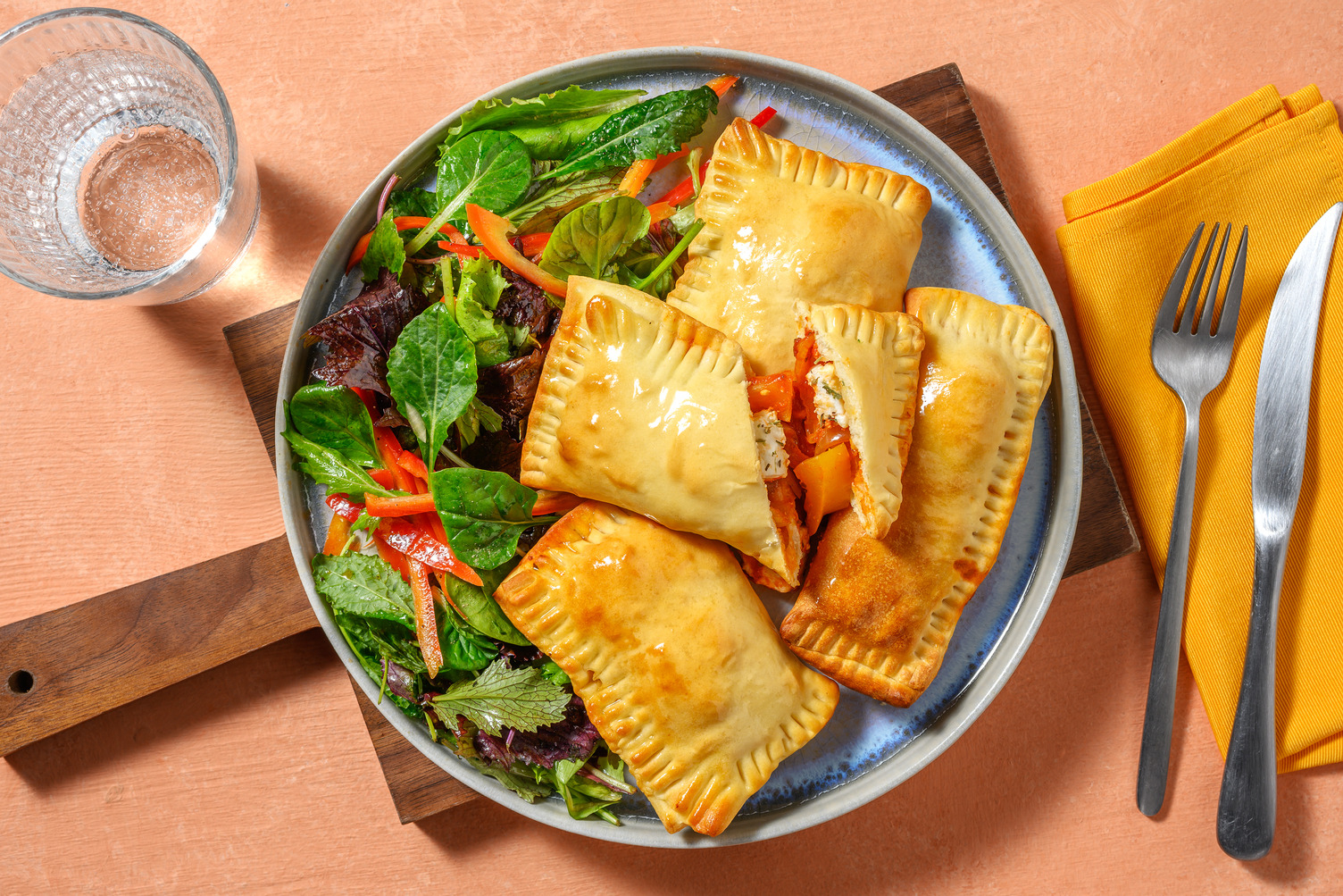 Mini-chaussons pizzas fourrés de courgette et d'oignon